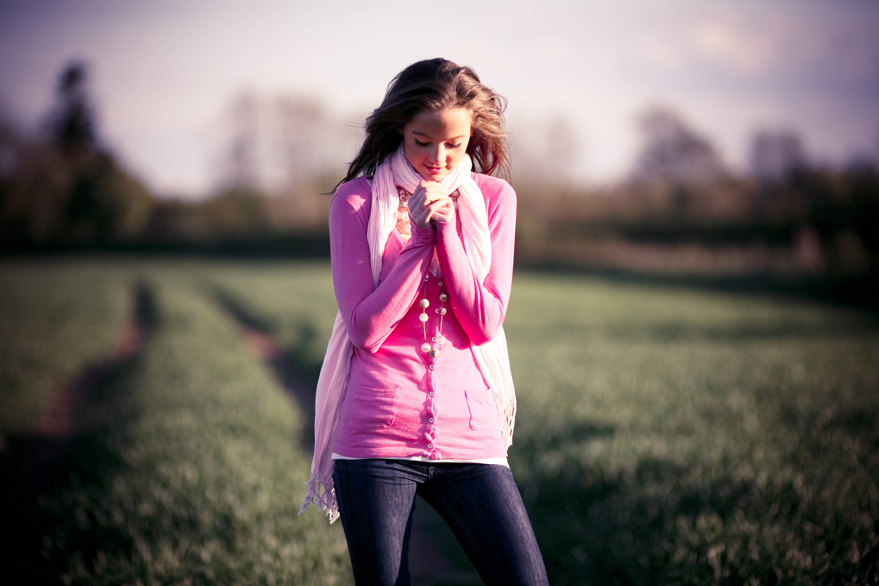 pink sweater, scarf, sunlit field, 2K Desktop Wallpaper