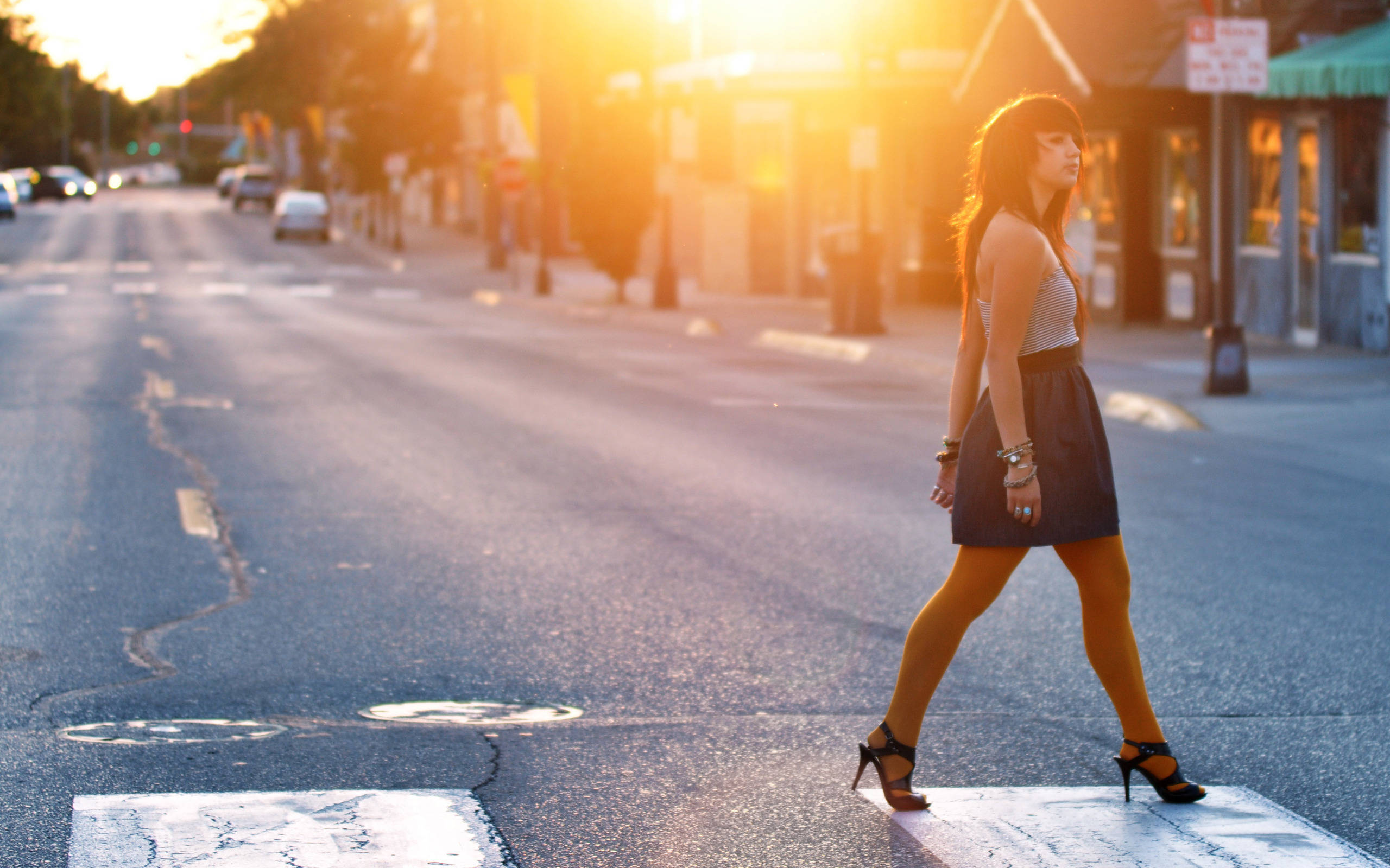 woman, heels, sun-drenched street, 2K Desktop Wallpaper
