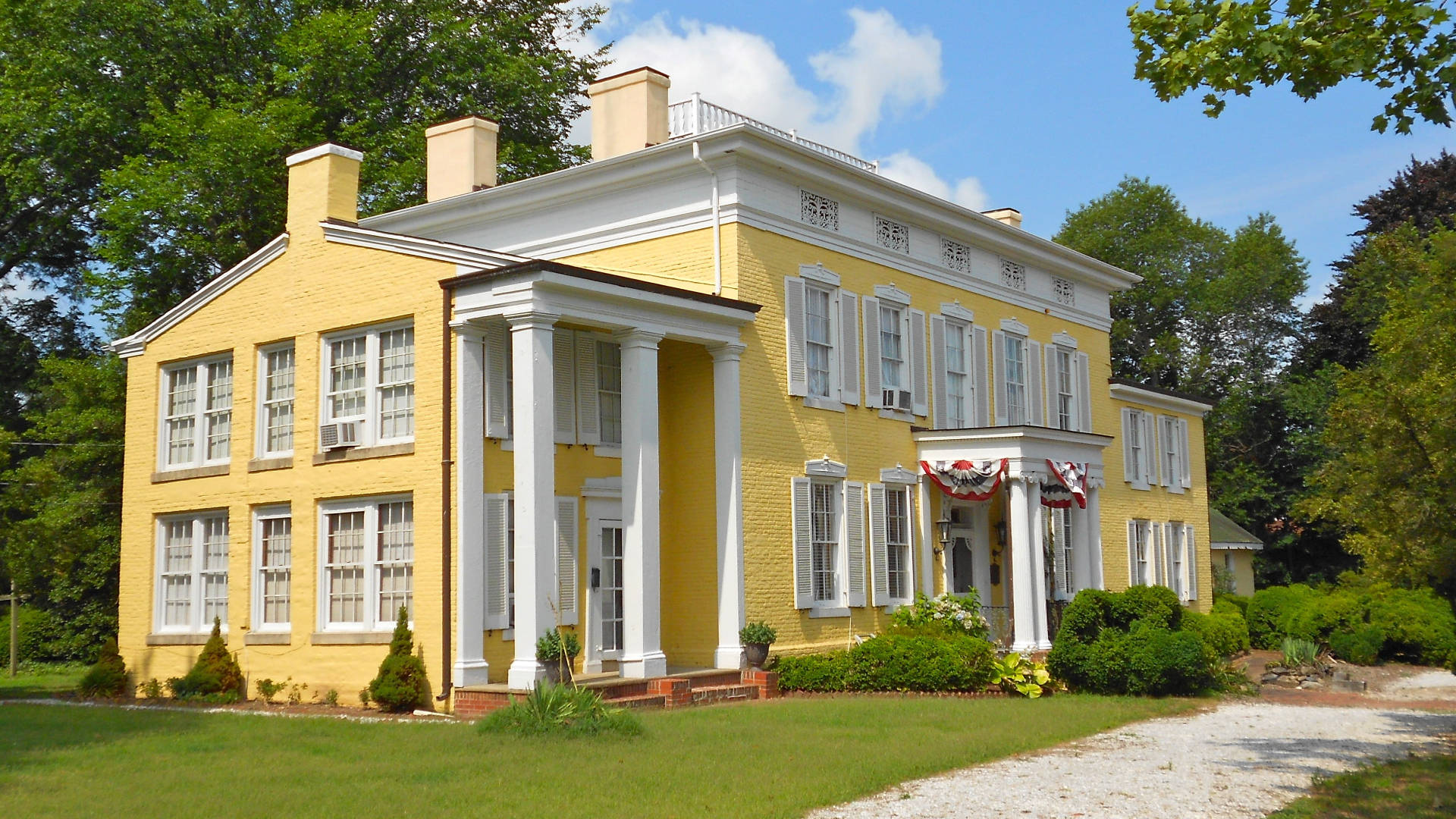 yellow colonial-style house, white columns, white shutters, Full HD Desktop Wallpaper