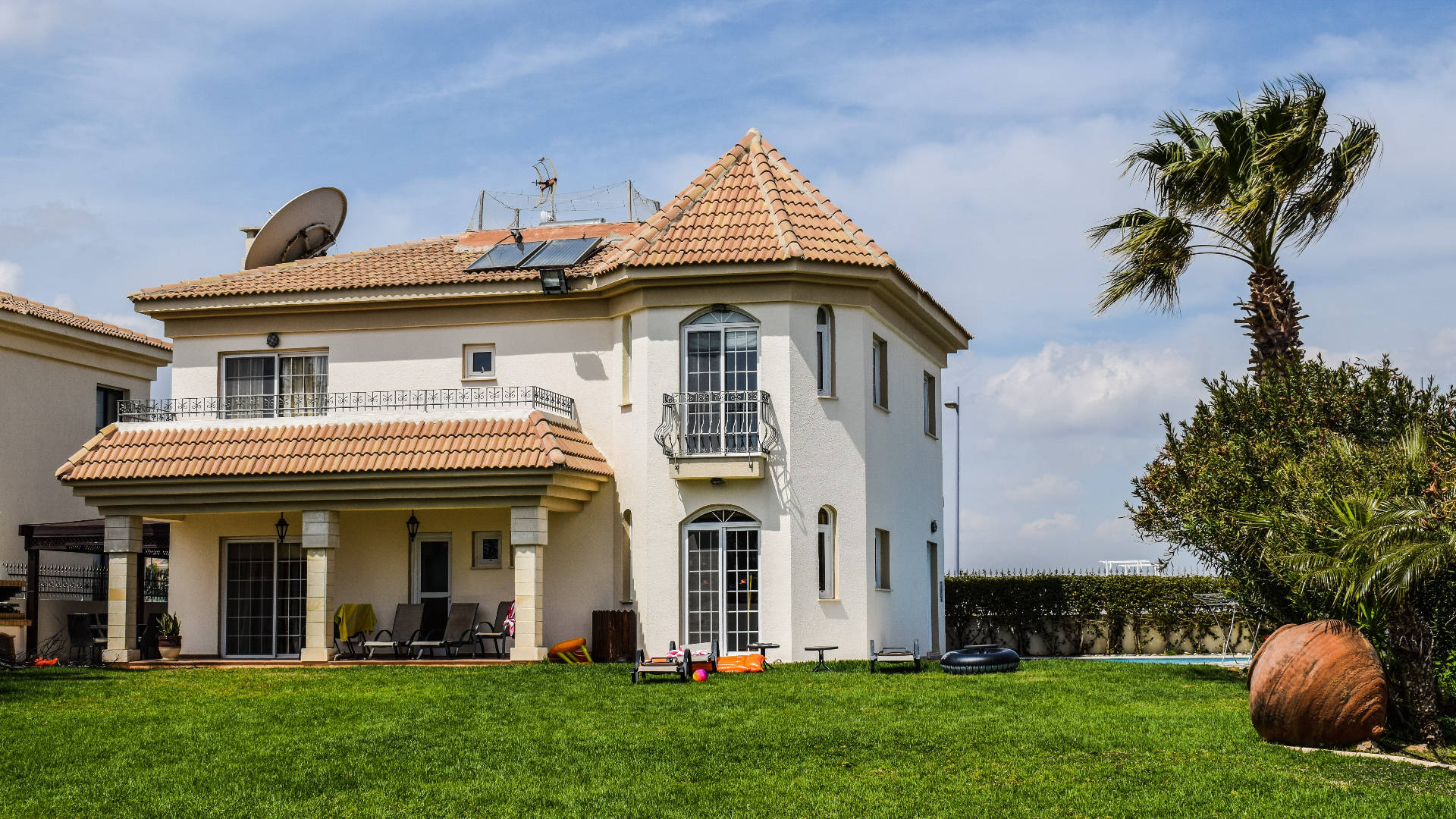 white Mediterranean-style villa, terracotta roof tiles, palm trees, Full HD Desktop Wallpaper