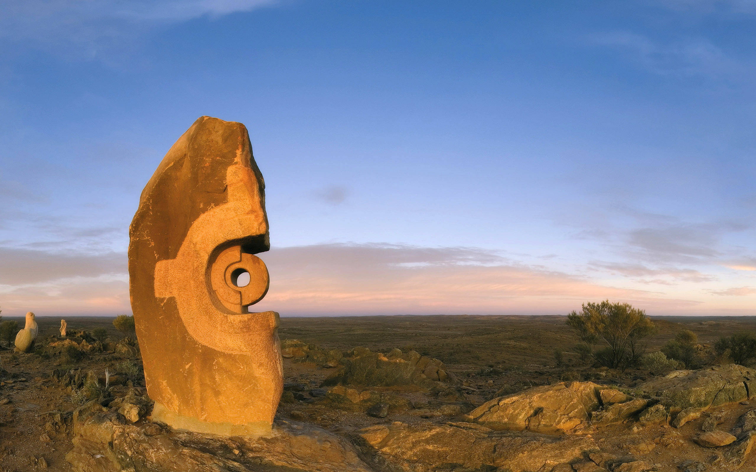 rock sculpture, spiral eye, vast desert, 2K Desktop Wallpaper