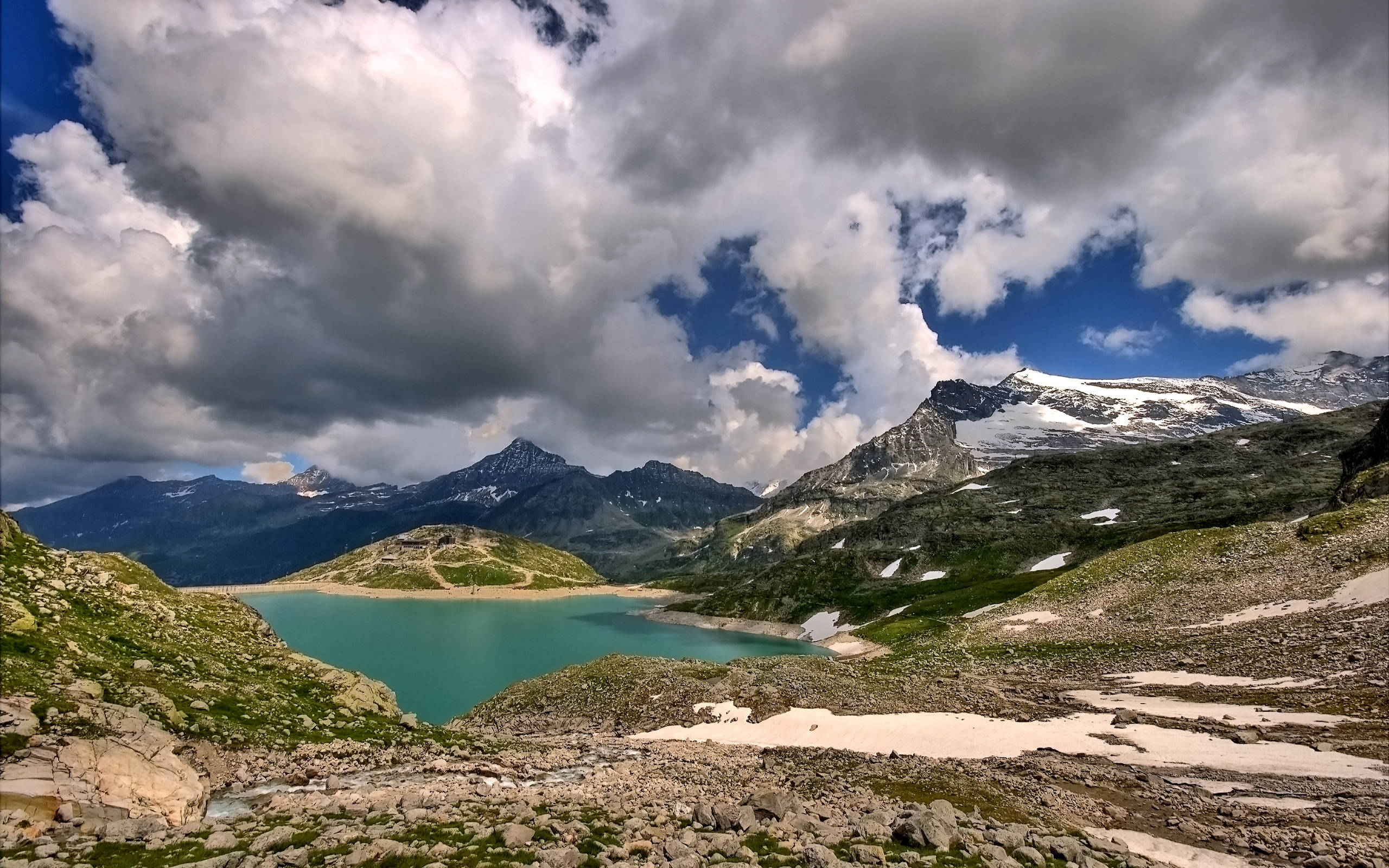 green lake, turquoise mountain lake, snow-dusted peaks, 2K Desktop Wallpaper