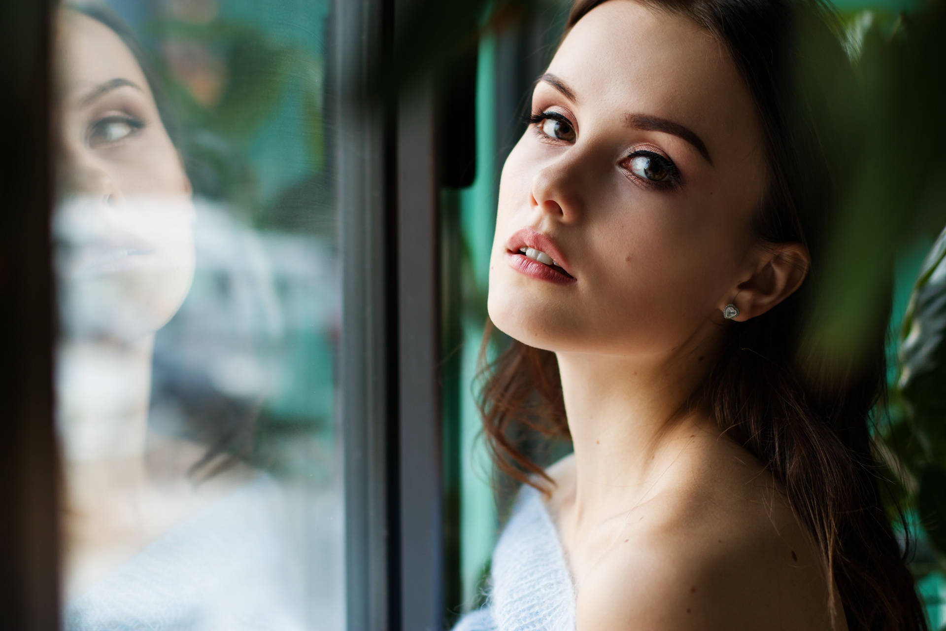 beautiful mature woman, curly hair, gazes thoughtfully, Full HD Desktop Wallpaper