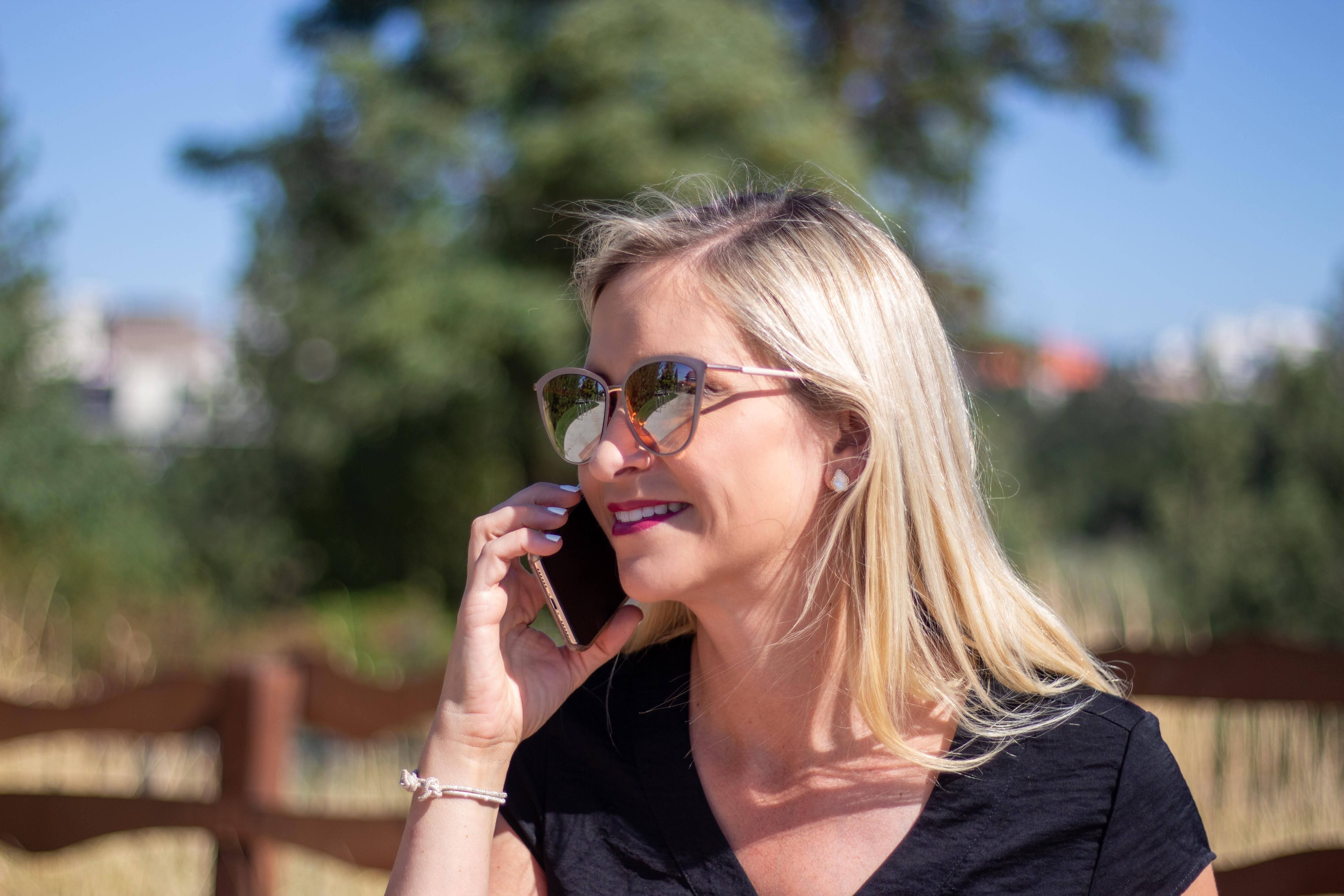 beautiful mature woman, blonde woman, sunglasses, 4K Desktop Wallpaper