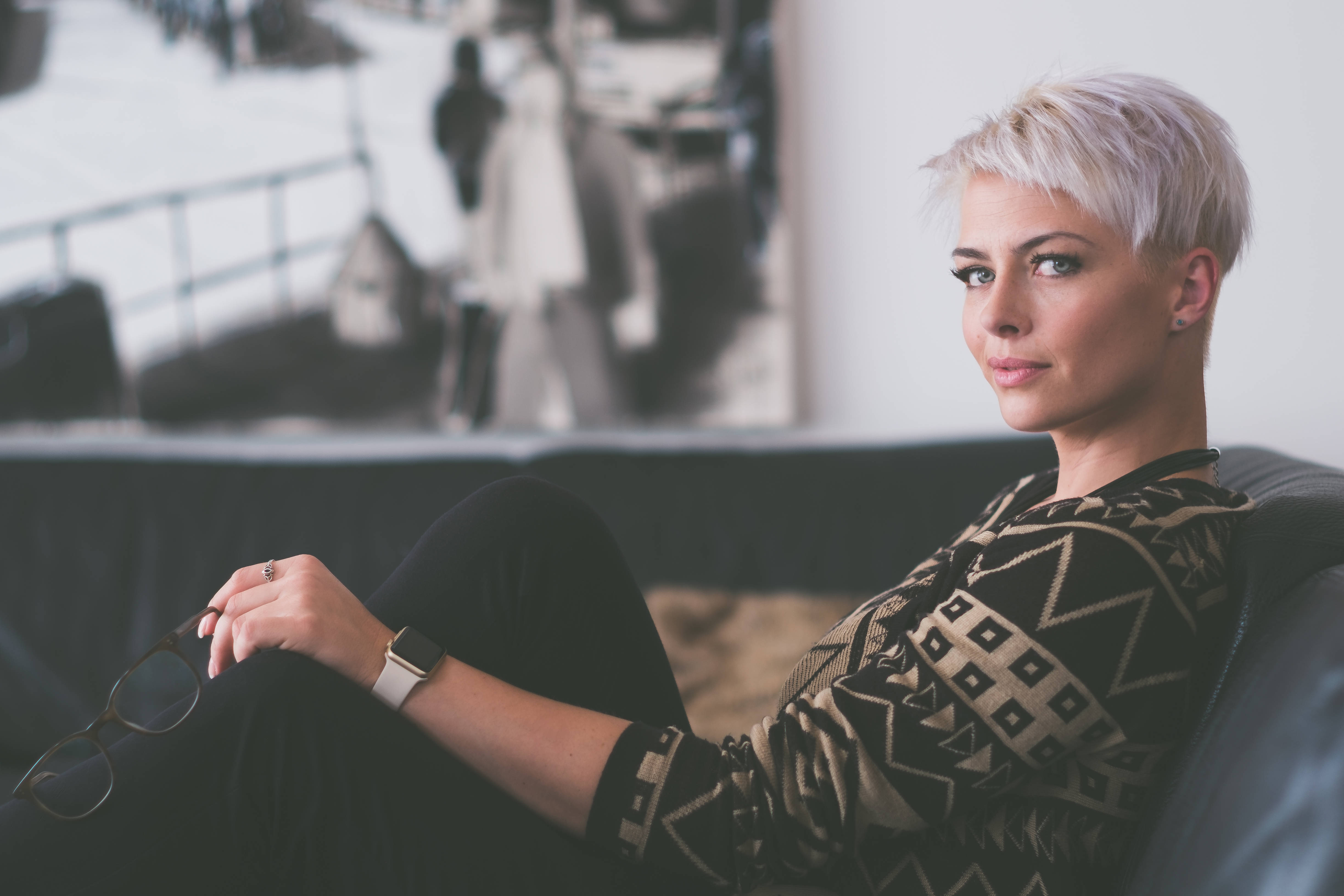 short platinum hair, couch, glasses, 4K Desktop Wallpaper