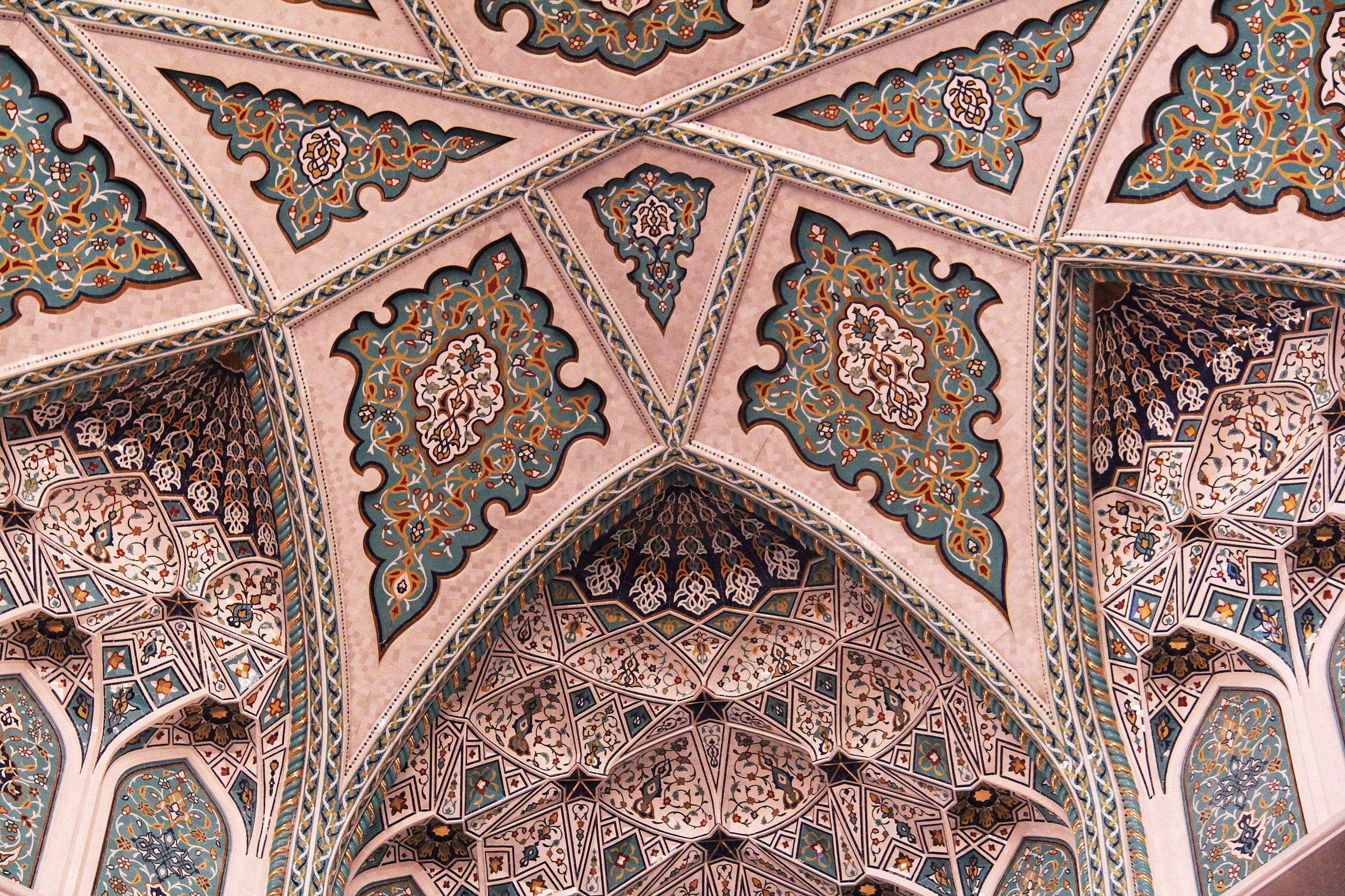 beautiful mosque, pink ceiling, geometric and floral motifs, 2K Desktop Wallpaper