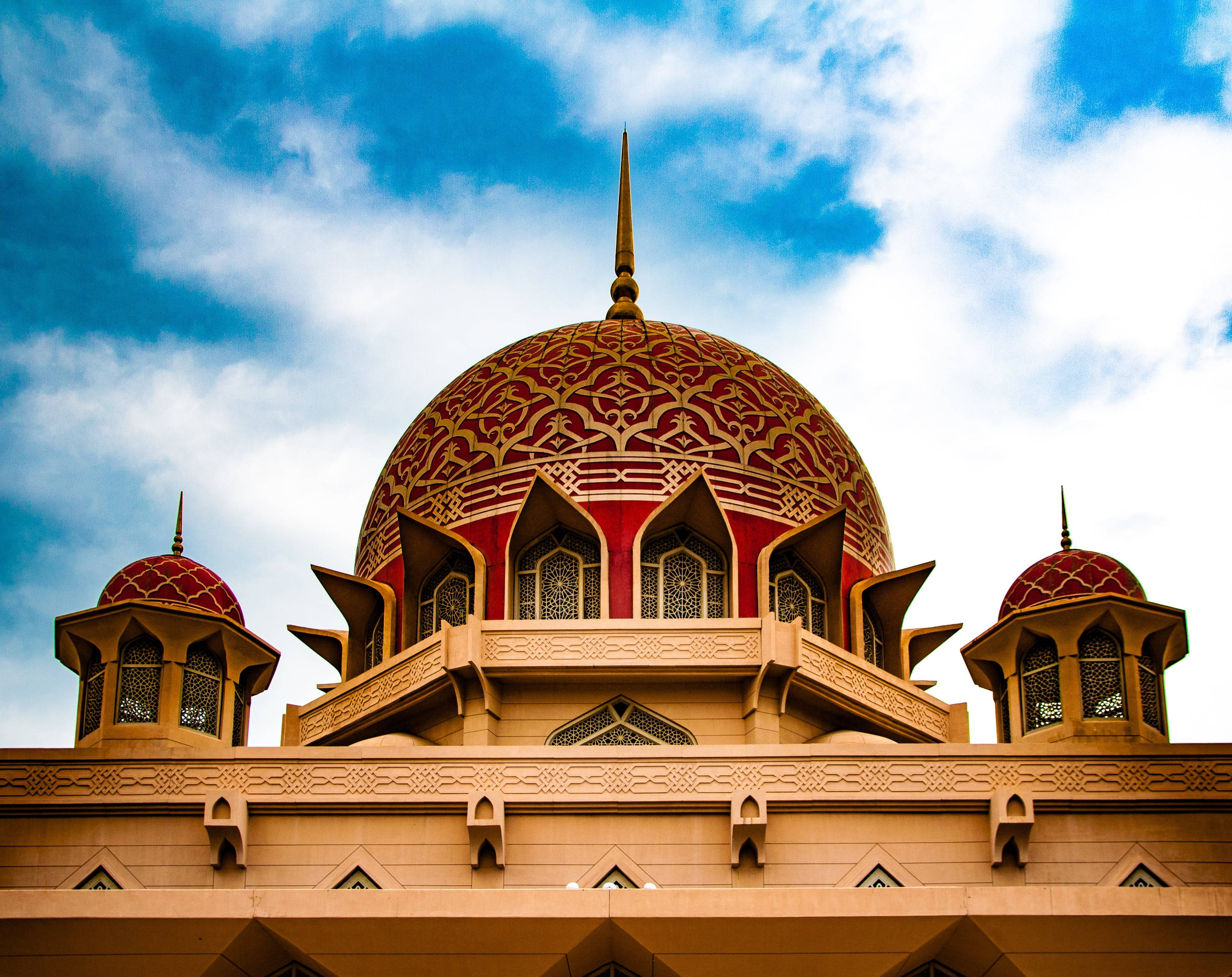 Beautiful Mosque, red and gold patterned dome, minarets, 2K Desktop Wallpaper