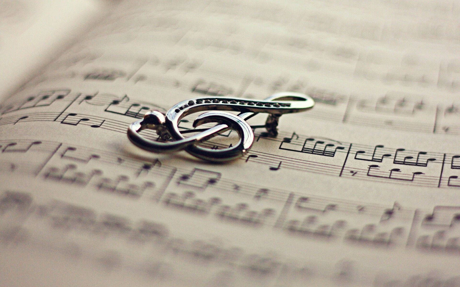 Beautiful Music, musical note pendant, shiny silver treble clef brooch, Full HD Desktop Wallpaper