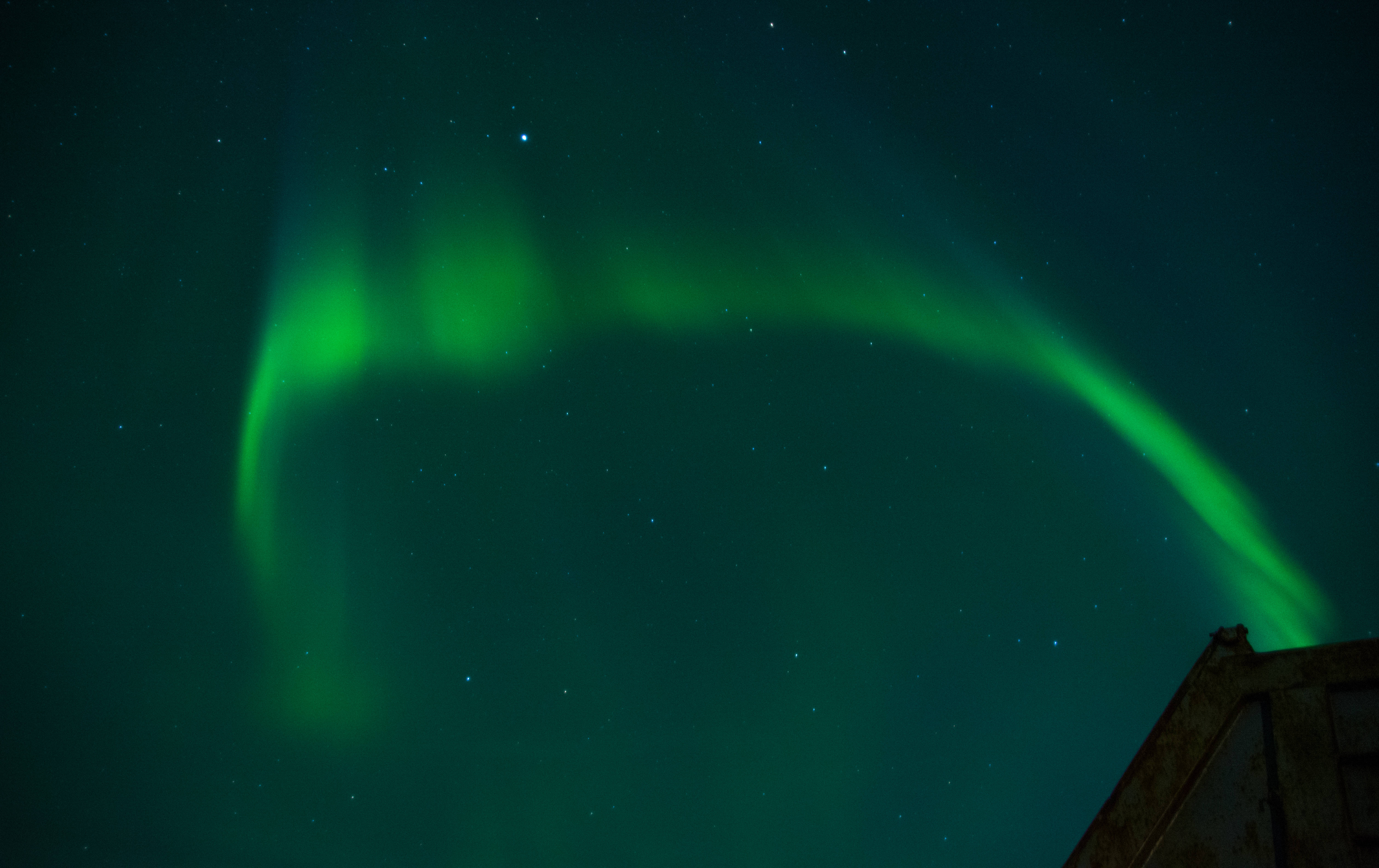aurora borealis, starry night sky, weathered building roof, 5K Desktop Wallpaper