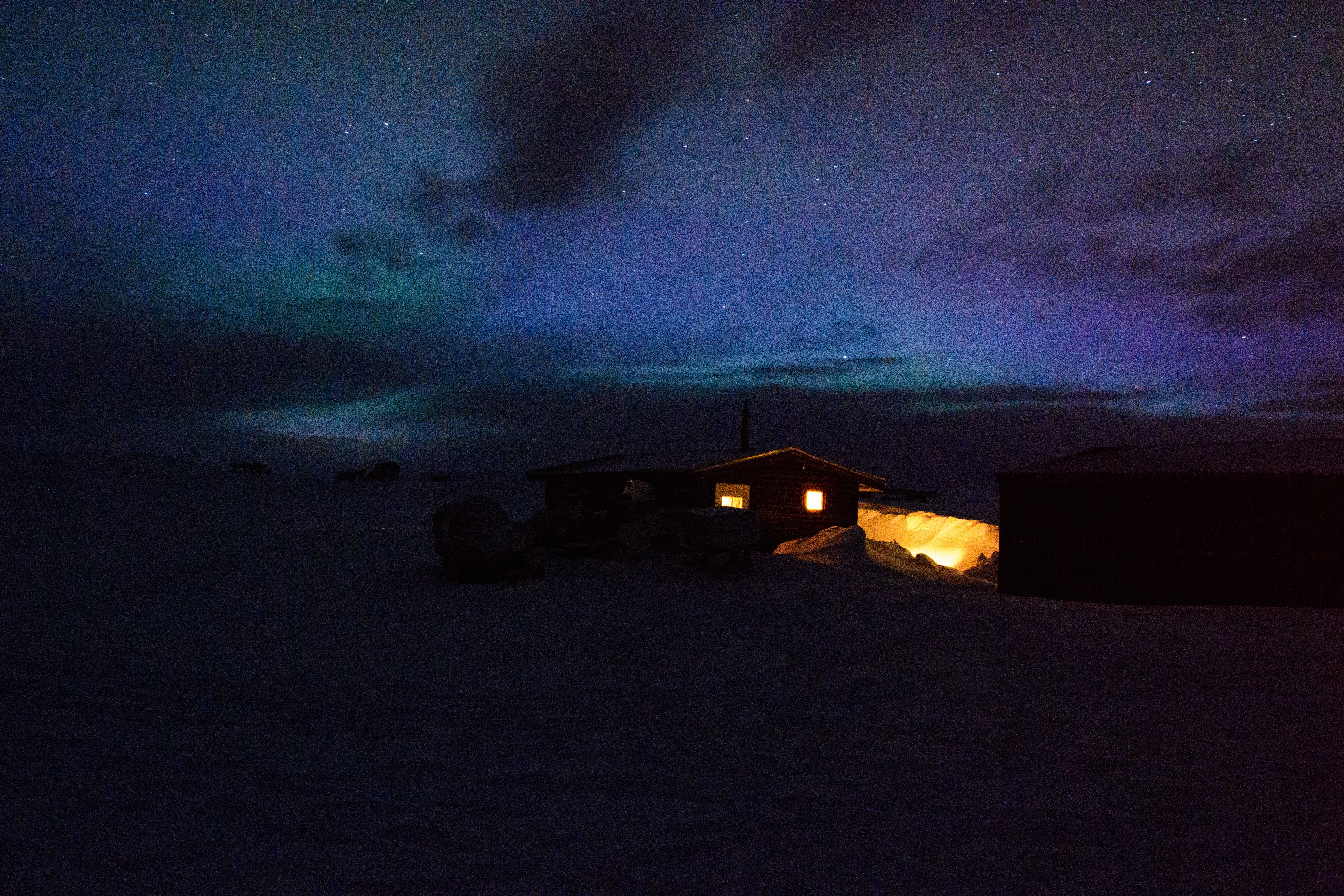 Starry Night, wooden cabin, aurora borealis, 5K Desktop Wallpaper