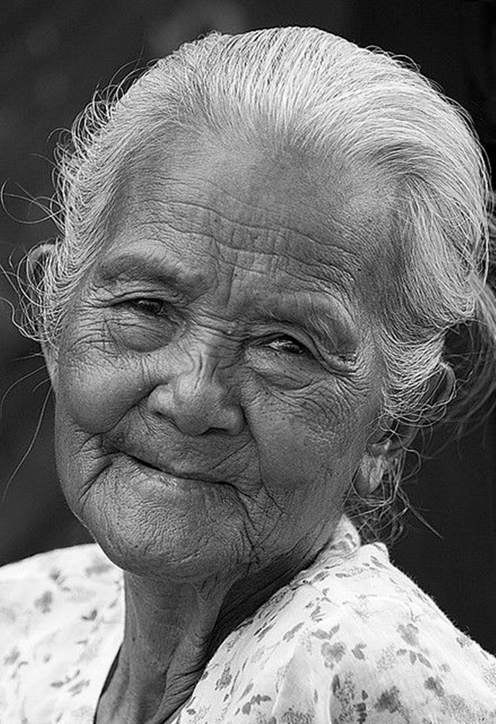 elderly woman, deep wrinkles, smiling warmly, HD Phone Wallpaper