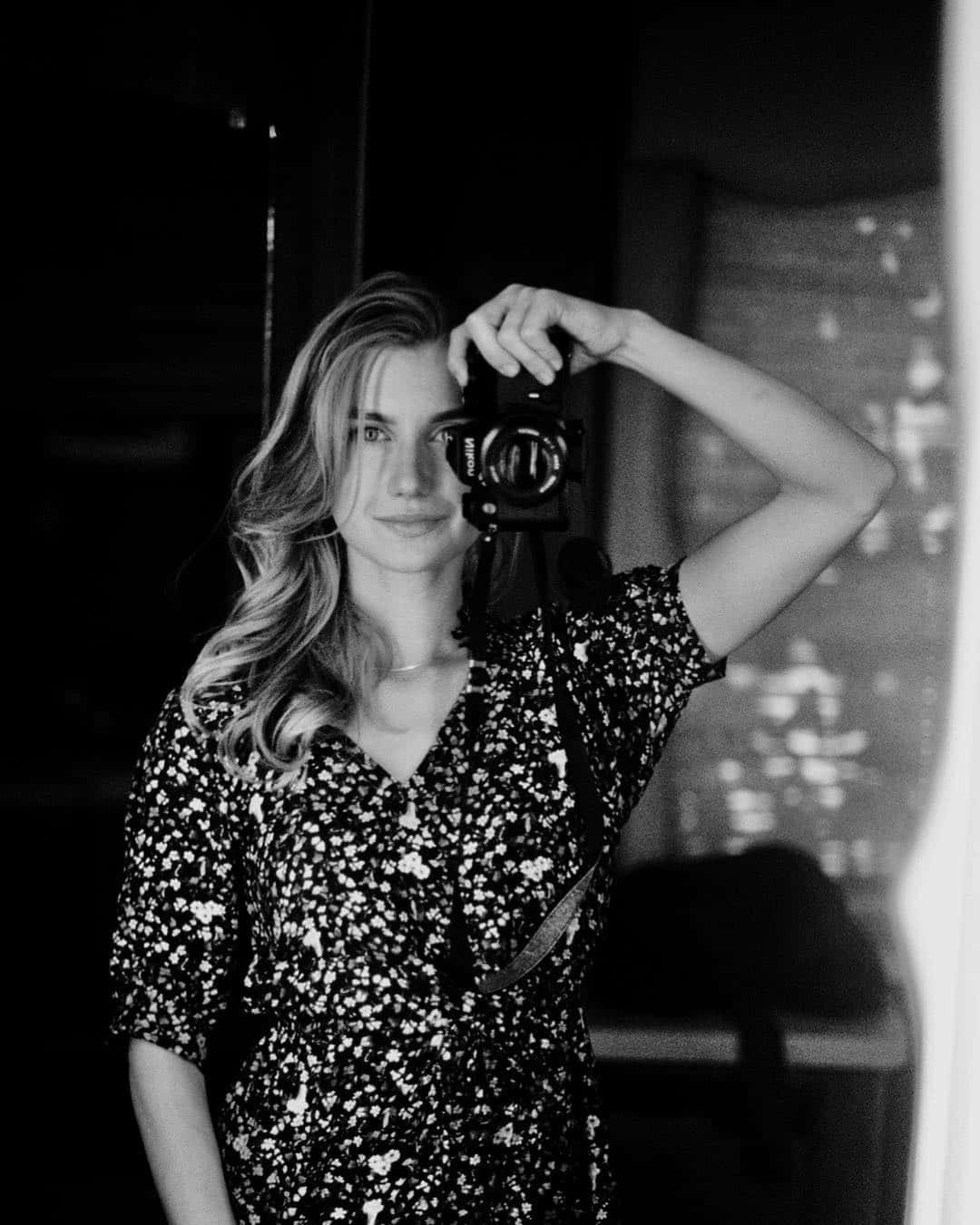 woman photographer, wavy hair, camera, HD Phone Wallpaper