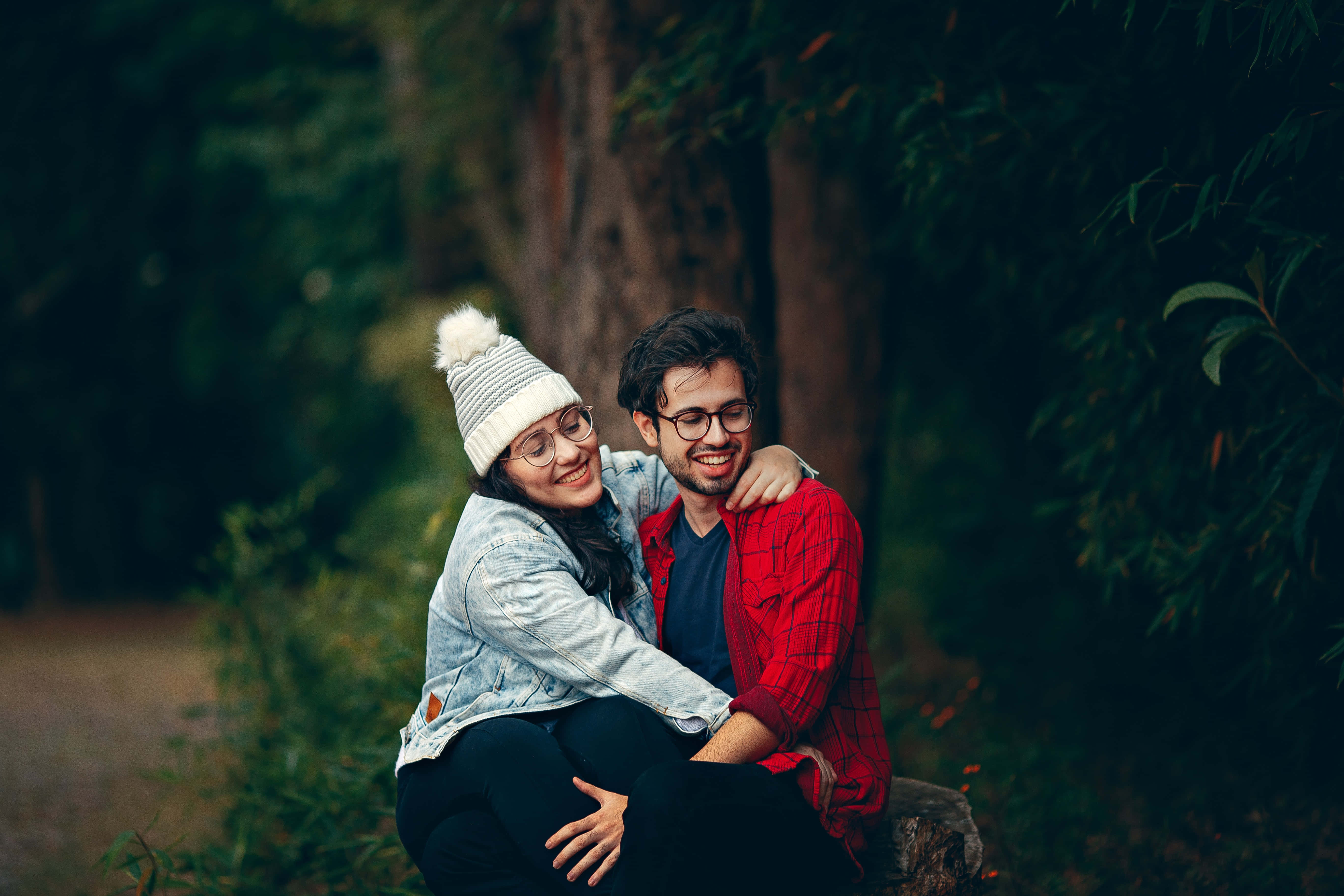 couple, log, woods, 5K Desktop Wallpaper