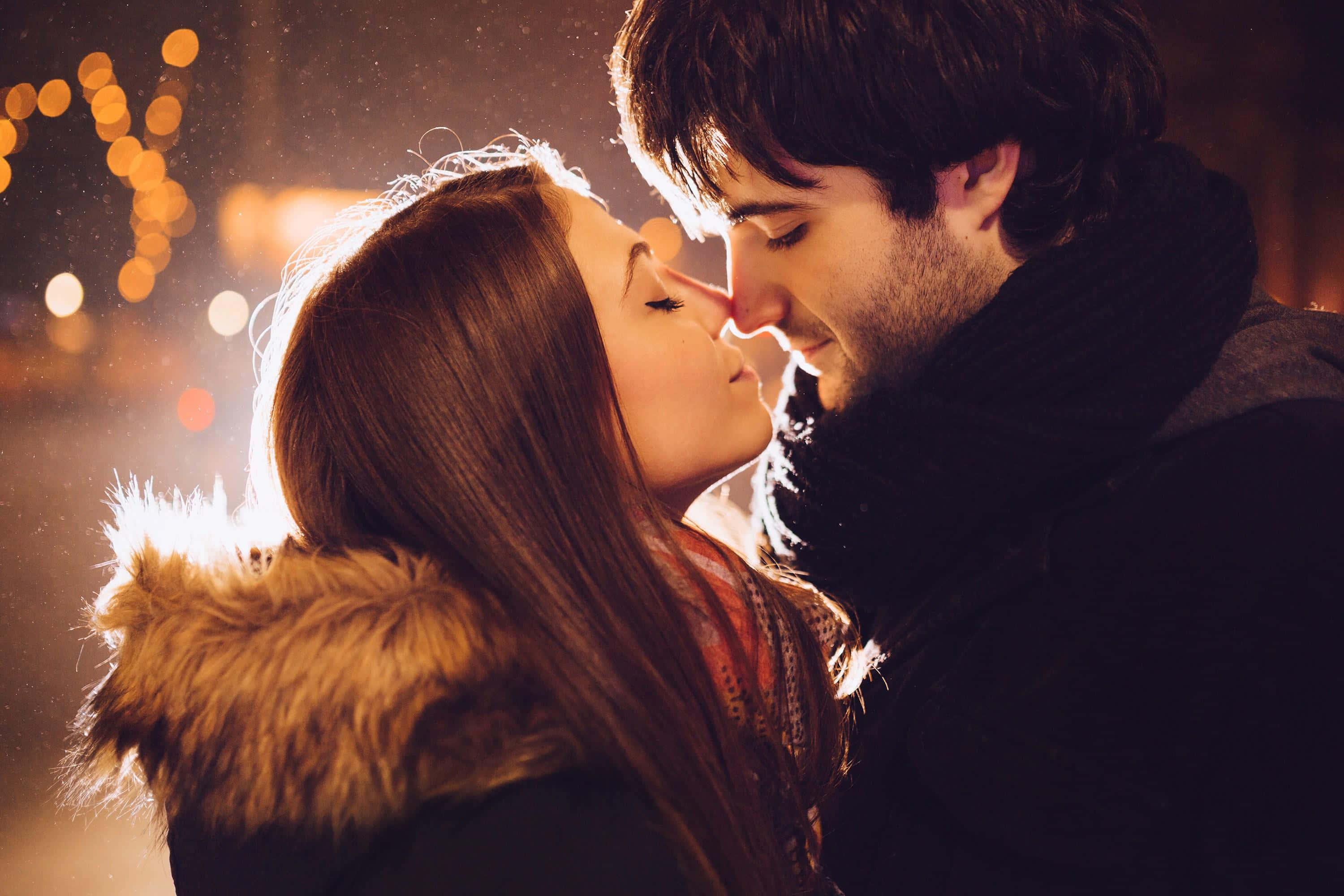 couple, snow, urban night scene, 2K Desktop Wallpaper