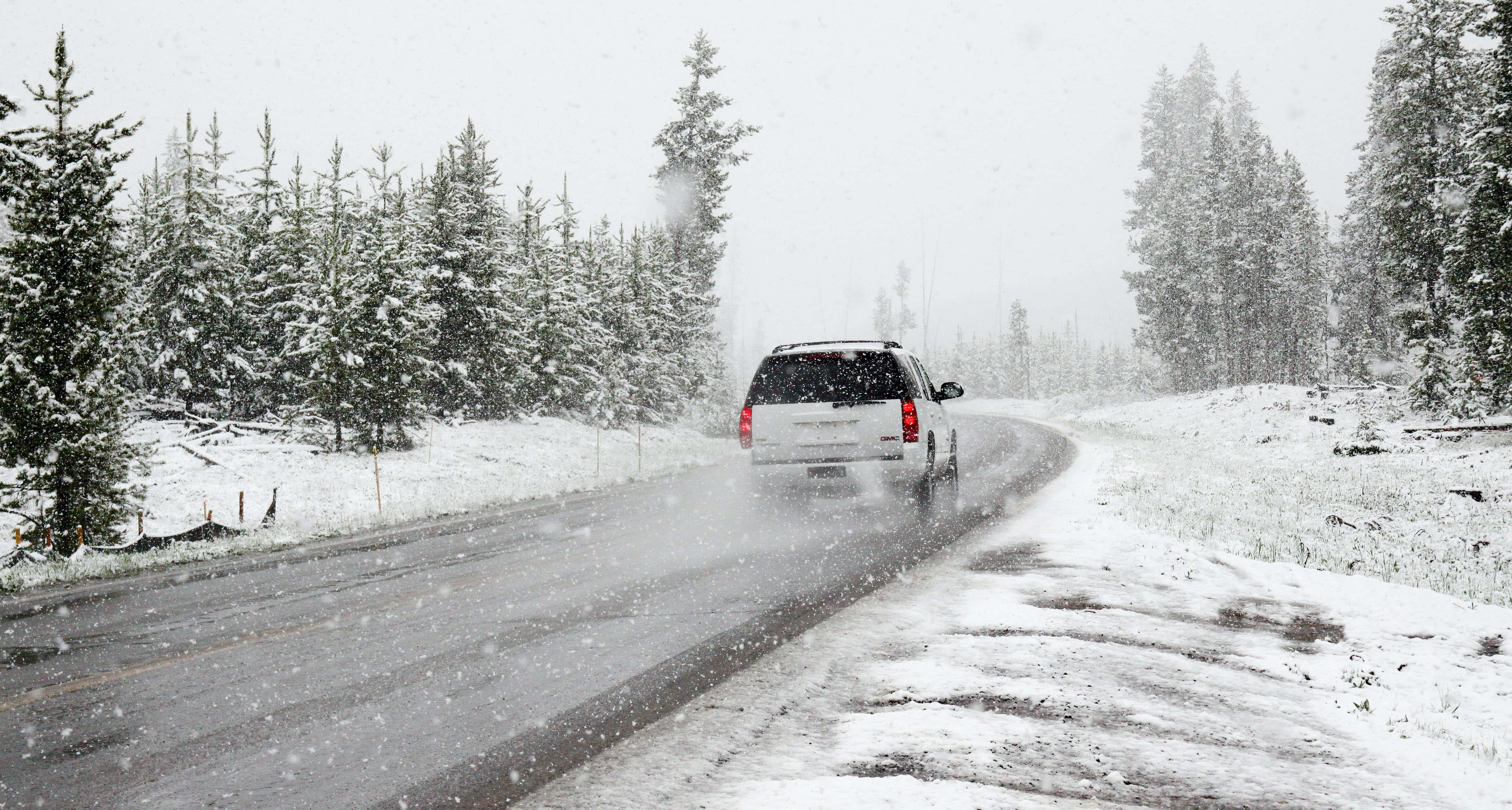 white SUV, snow-covered forest road, heavy snow, 4K Desktop Wallpaper
