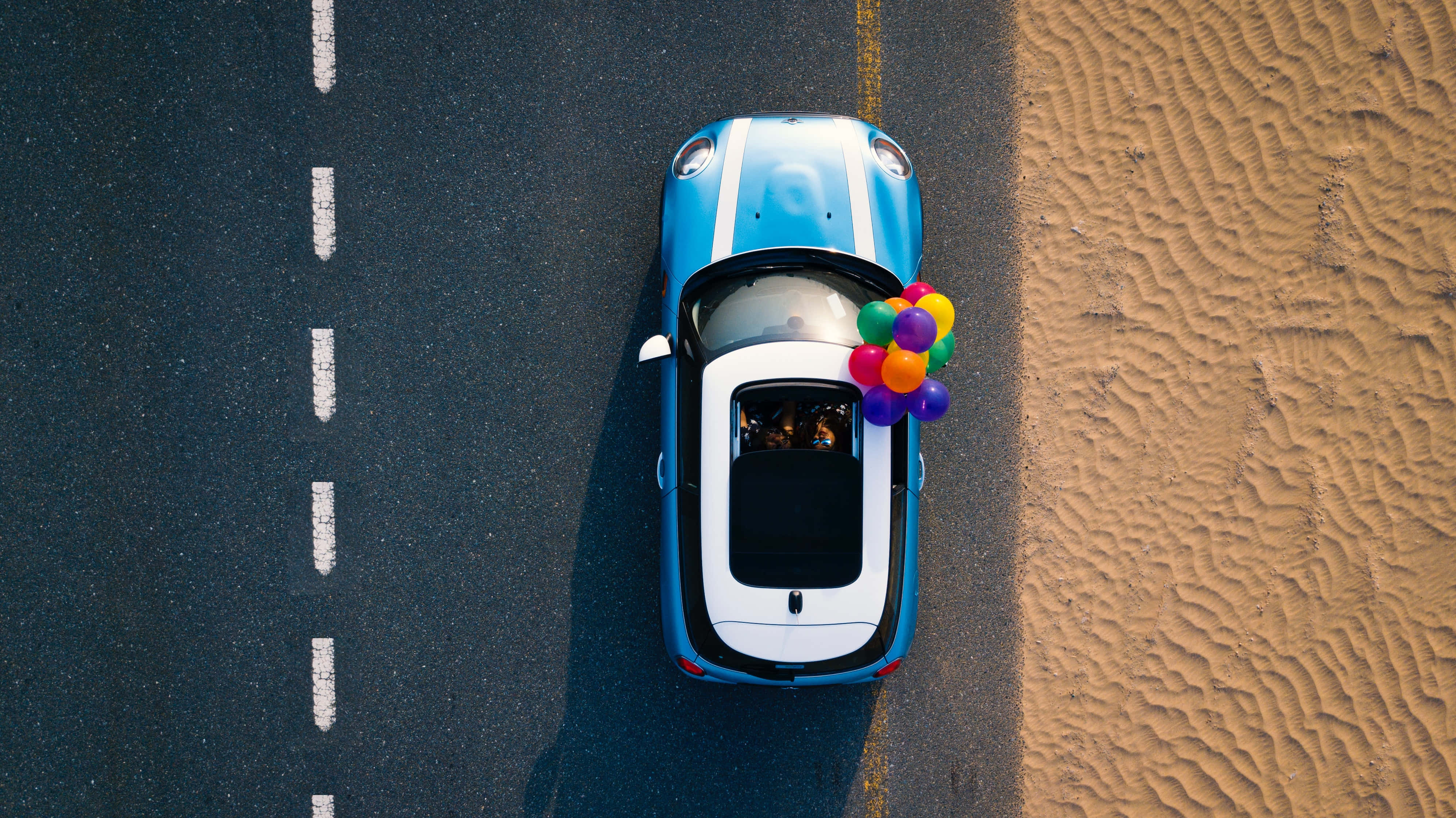 blue and white car, colorful balloons, ripped sand, 4K Desktop Wallpaper