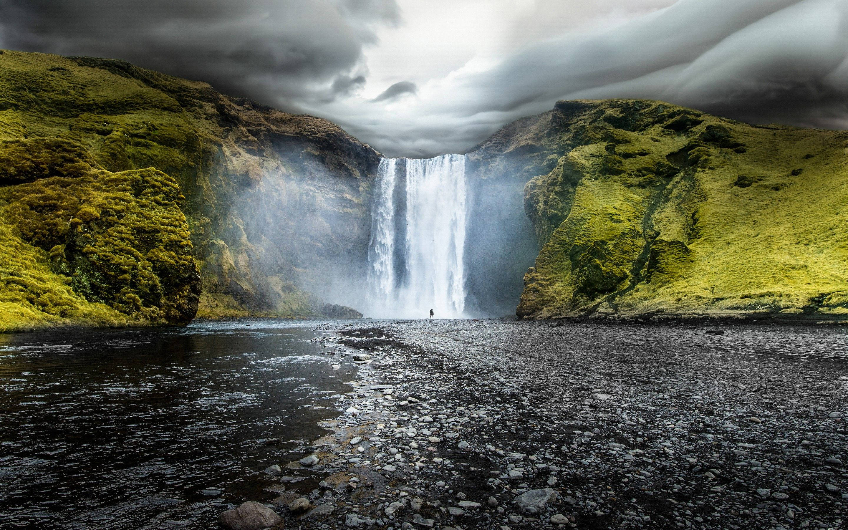 gloomy, beautiful waterfall, mossy green cliffs, 2K Desktop Wallpaper
