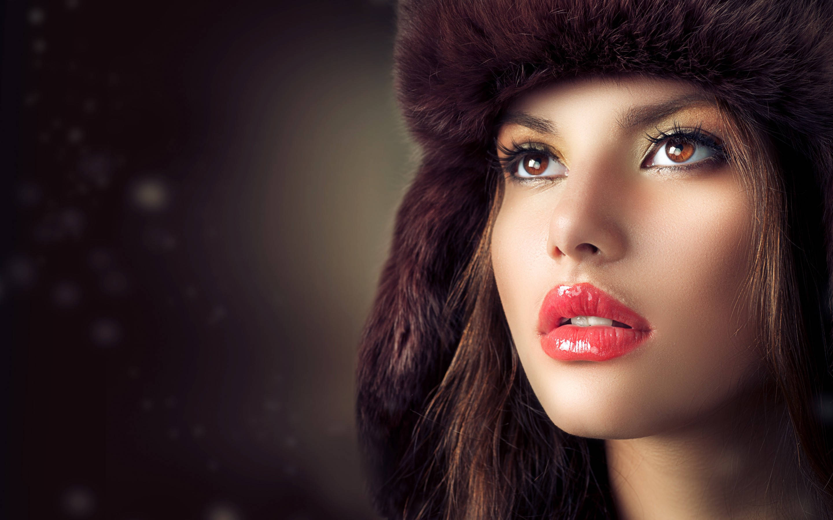 female model, fur hat, fluffy brown fur hat, 2K Desktop Wallpaper