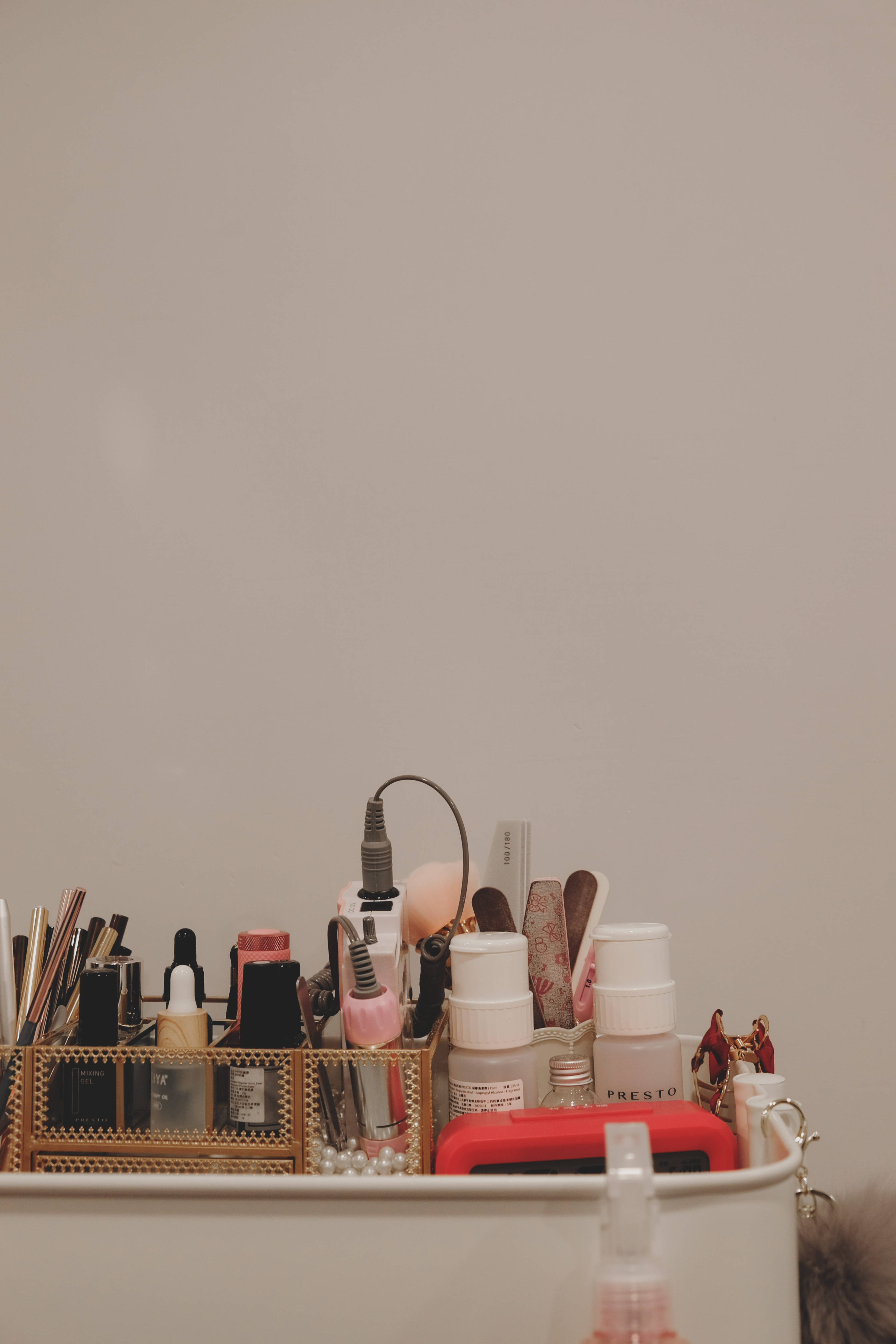 Beauty Salon Mobile Rack, gold tray, beige wall, 4K Phone Wallpaper