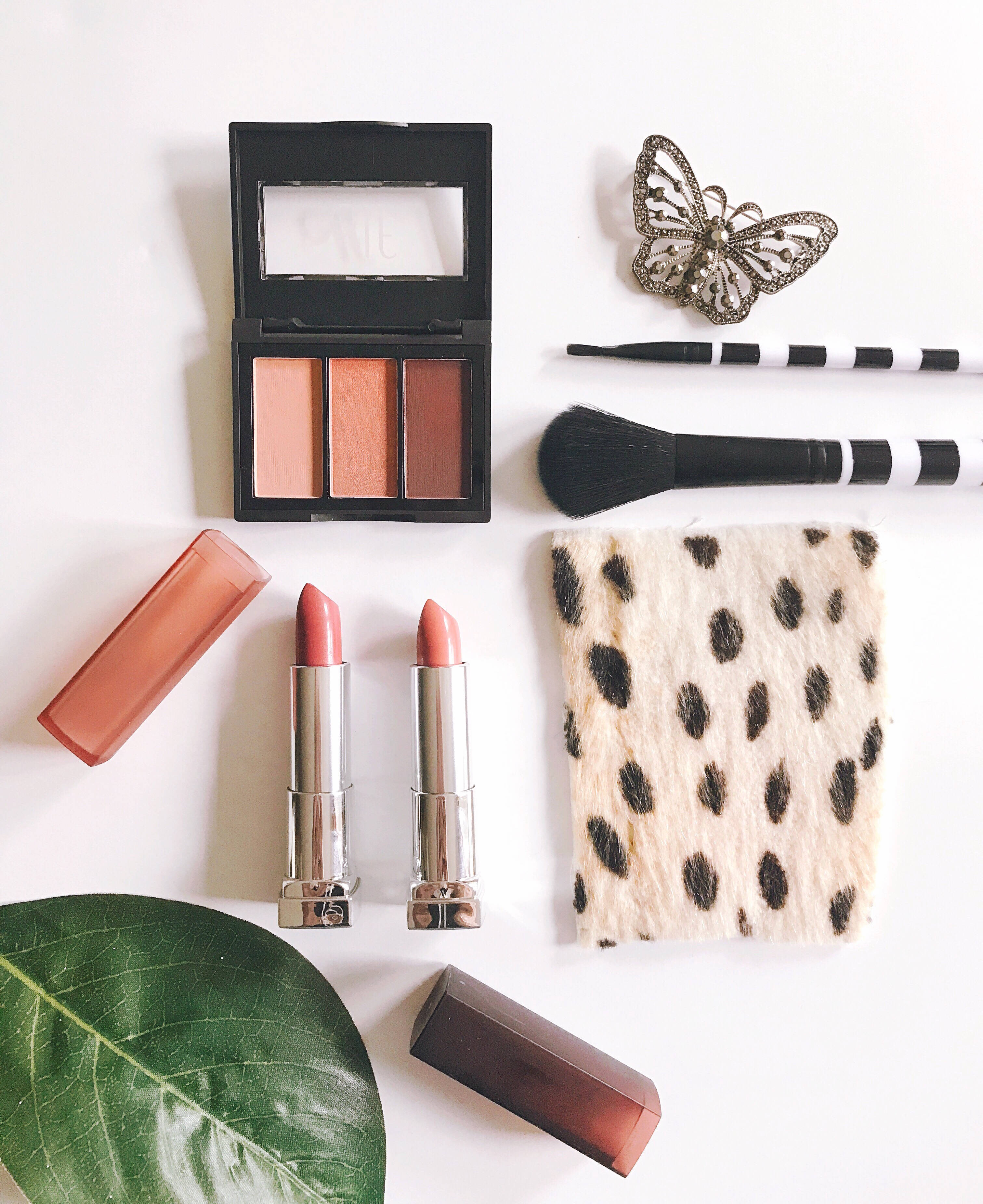 Beauty Salon Kit, leopard print cloth, lipsticks, 2K Phone Wallpaper