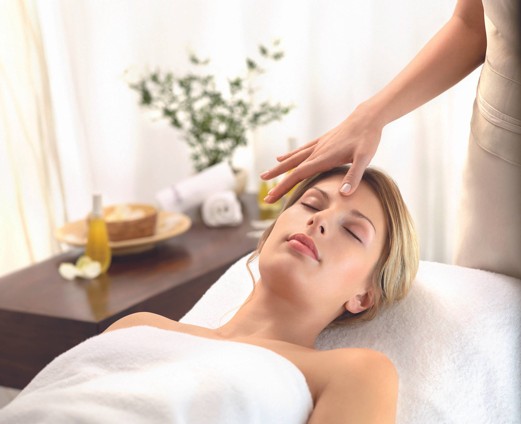 beauty salon, forehead massage, softly lit spa, Full HD Desktop Wallpaper