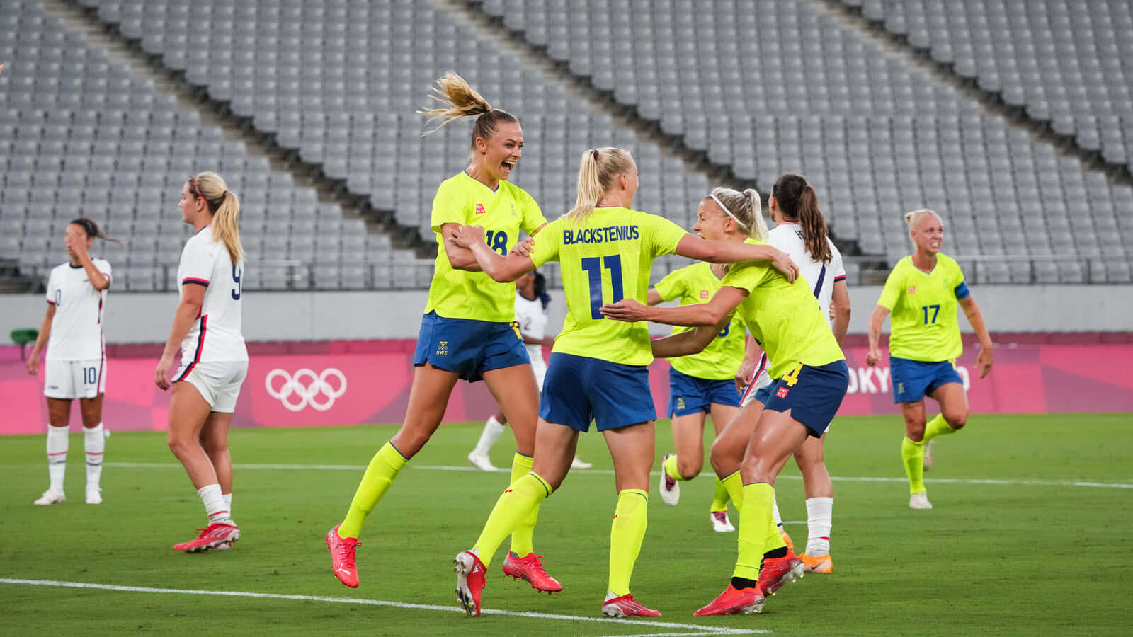 Becky Sauerbrunn, neon yellow jerseys, green field, HD Desktop Wallpaper