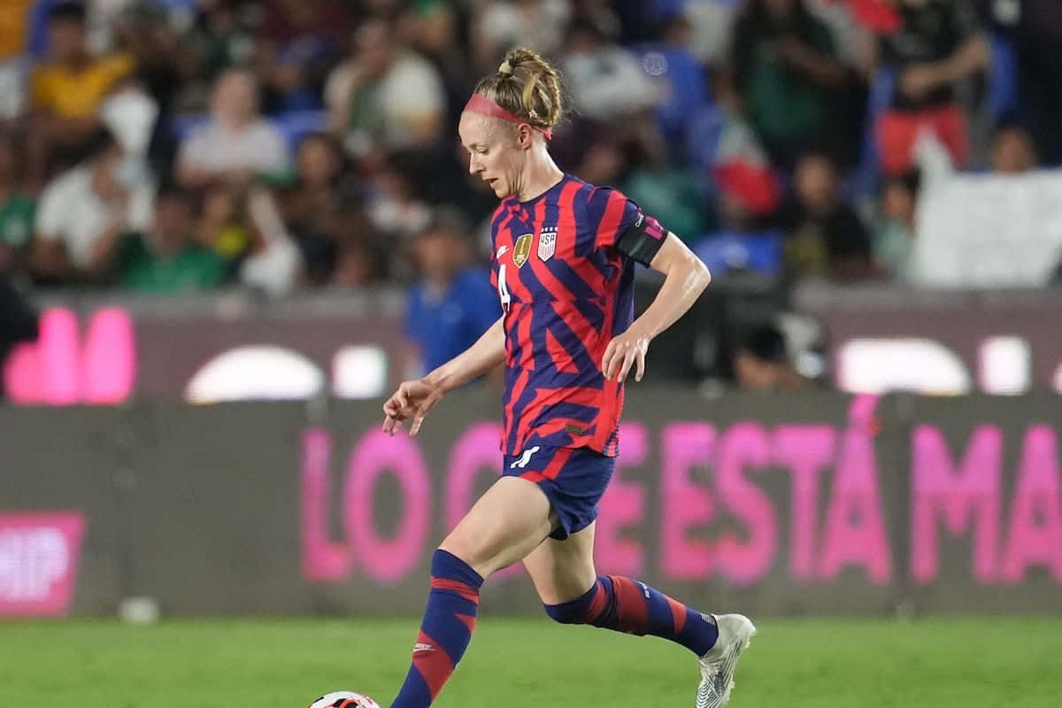 Becky Sauerbrunn, red and blue striped jersey, green field, SD Desktop Wallpaper