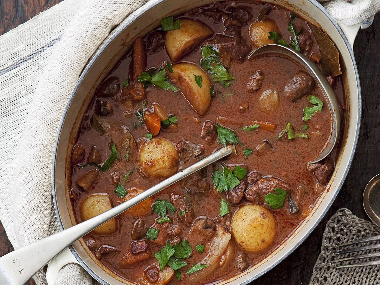Beef Bourguignon, marble potatoes, white enamel pot, HD Desktop Wallpaper