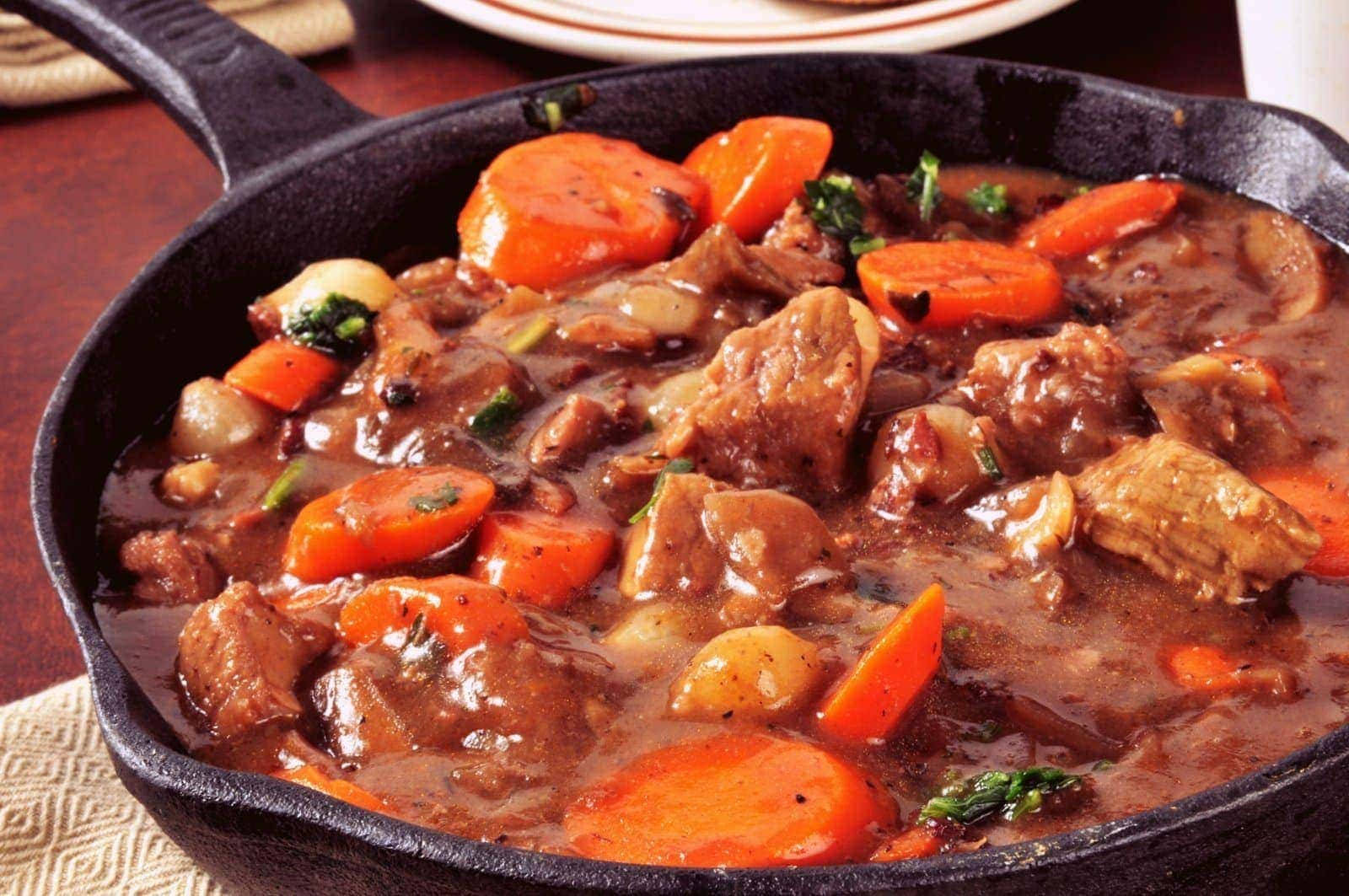 beef bourguignon, black cast iron skillet, wooden table, HD Desktop Wallpaper