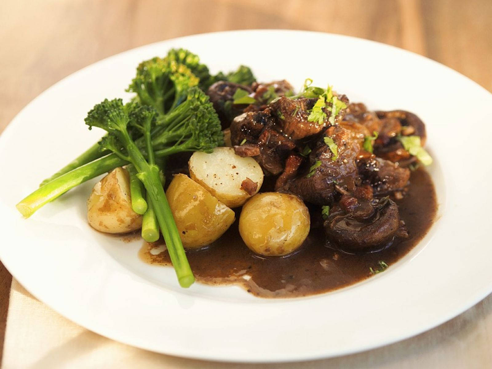 Beef Bourguignon, broccolini, mushrooms, HD Desktop Wallpaper