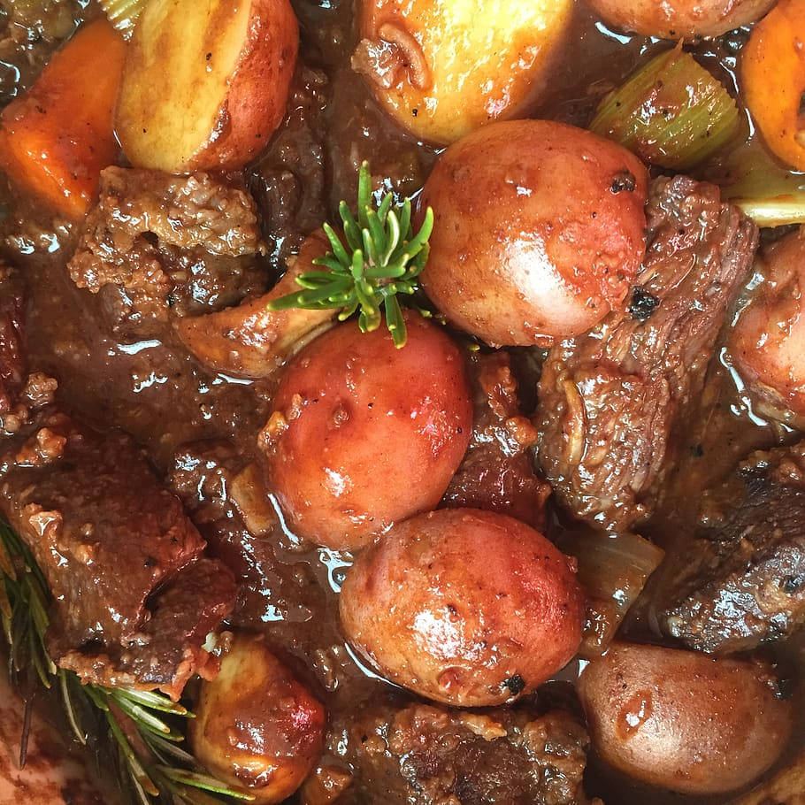 Beef Bourguignon, onion garnish, potatoes, SD Desktop Wallpaper
