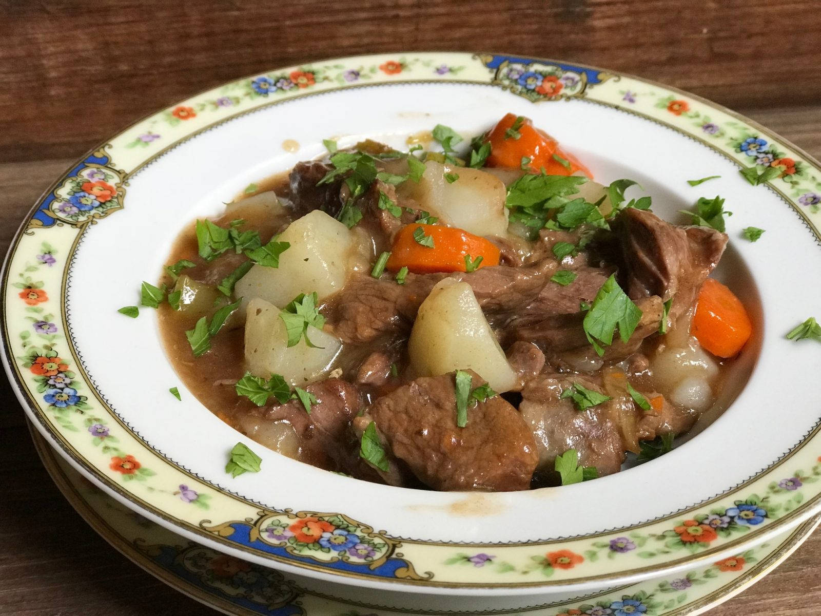 Beef Bourguignon, potatoes, floral patterned ceramic dish, HD Desktop Wallpaper