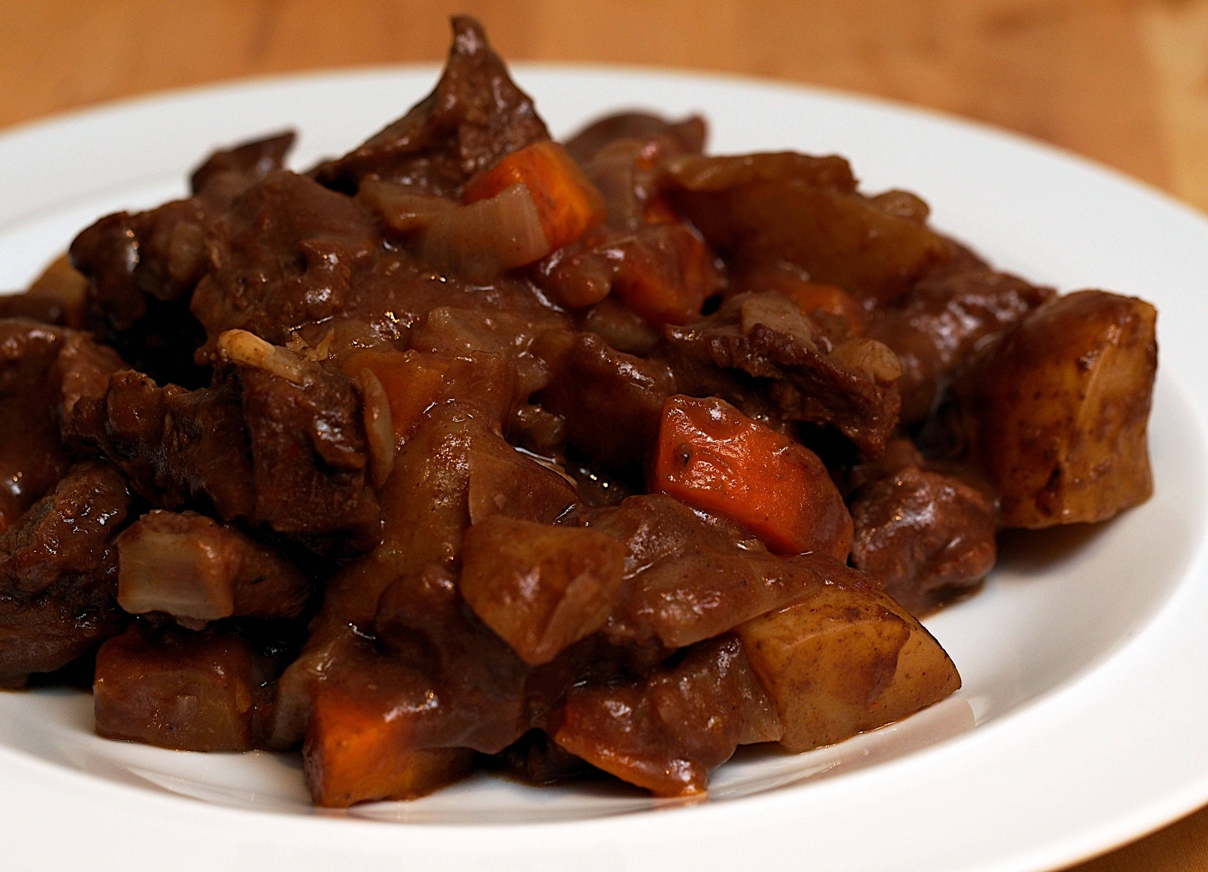Beef Bourguignon, rich brown, carrots, 4K Desktop Wallpaper