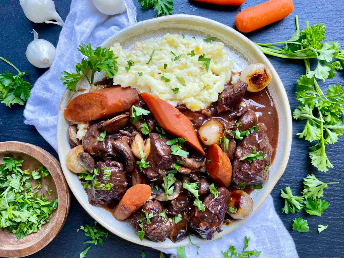 Beef Bourguignon, mashed potato, carrots, SD Desktop Wallpaper