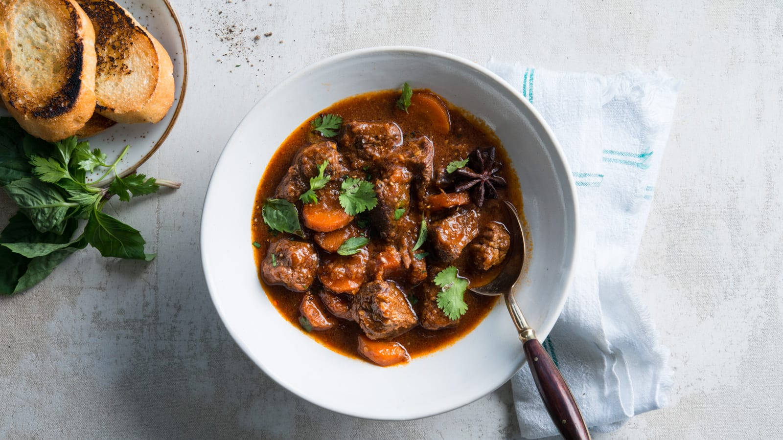 Beef Bourguignon, toasted bread, white bowl, HD Desktop Wallpaper