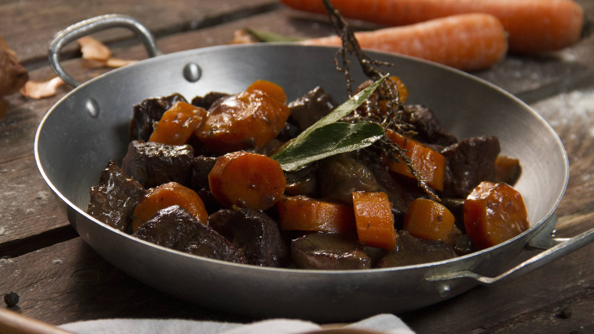 Beef Bourguignon, rustic metal pan, carrots, Full HD Desktop Wallpaper
