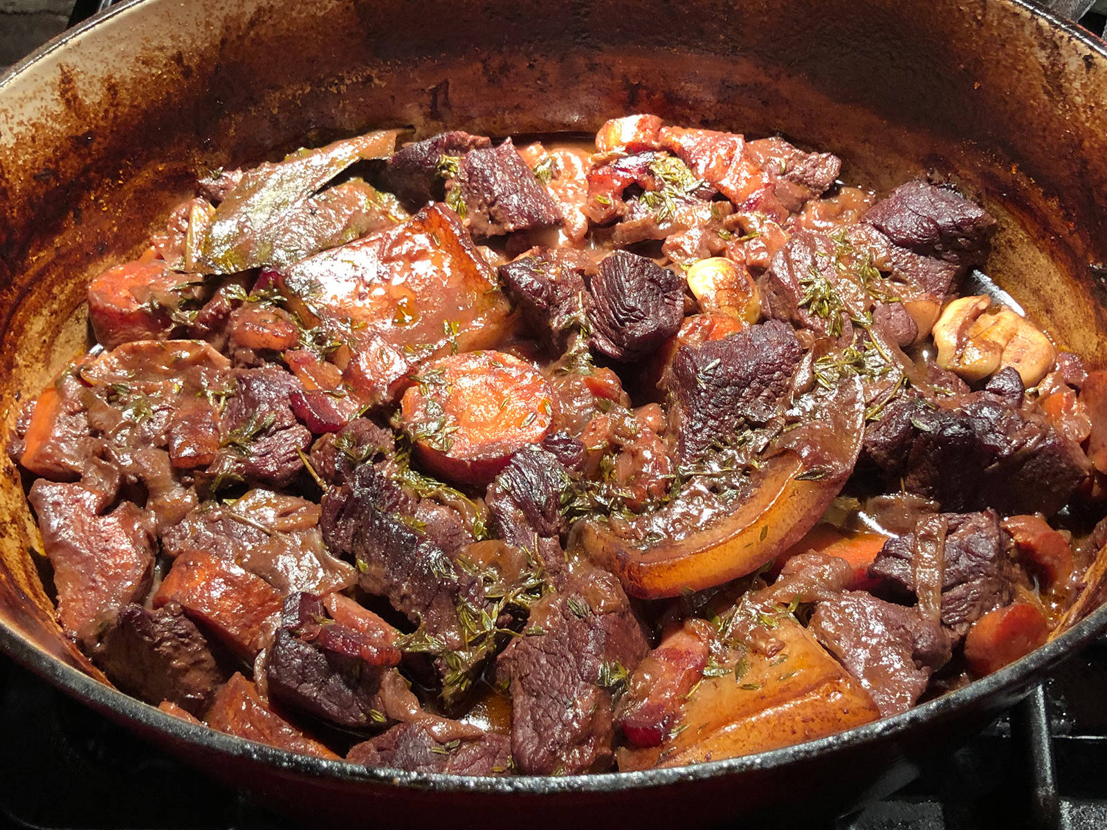 Beef Bourguignon, cast iron pot, carrots, HD Desktop Wallpaper