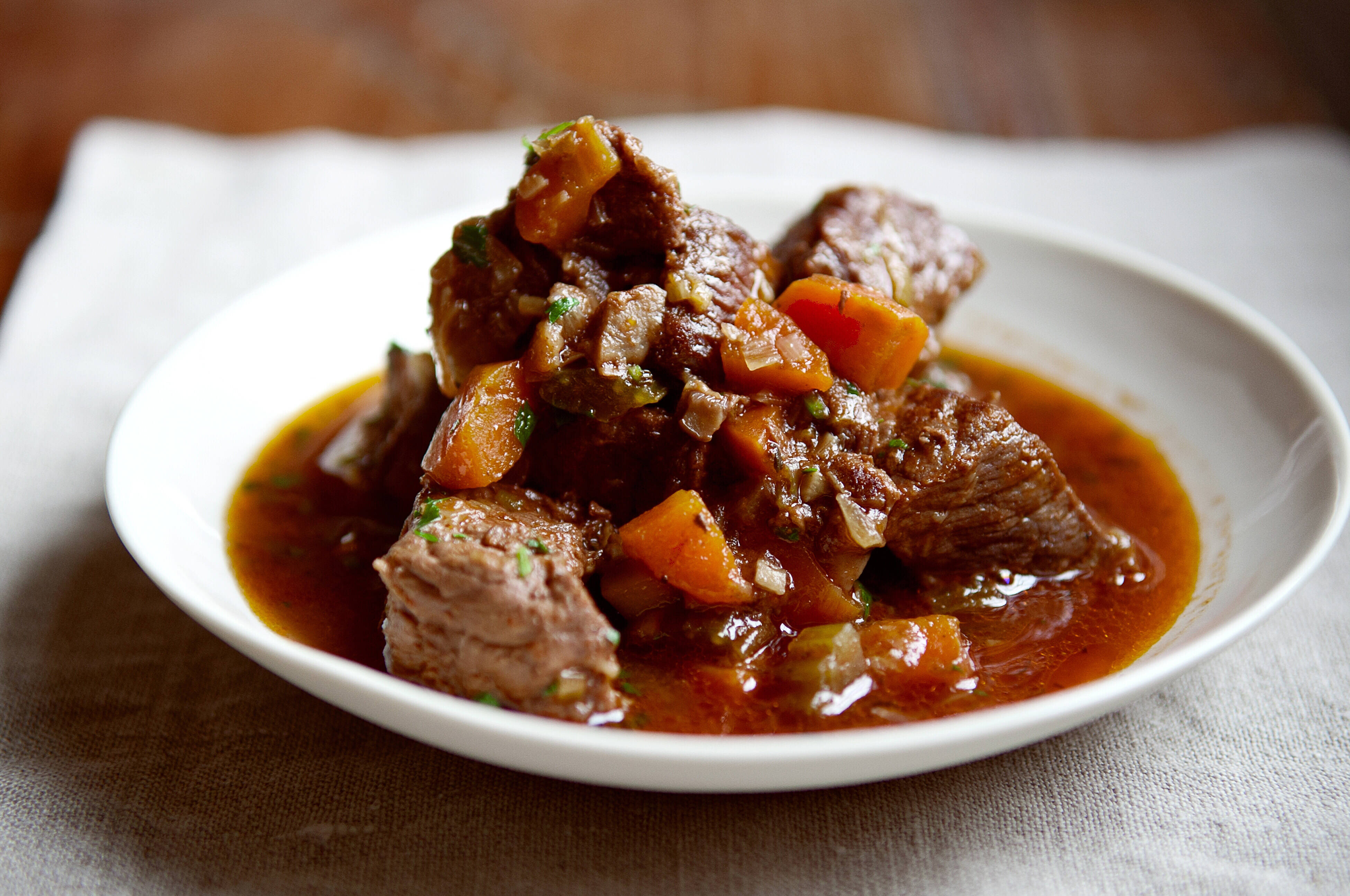 Beef Bourguignon, Dutch Oven, carrots, 4K Desktop Wallpaper