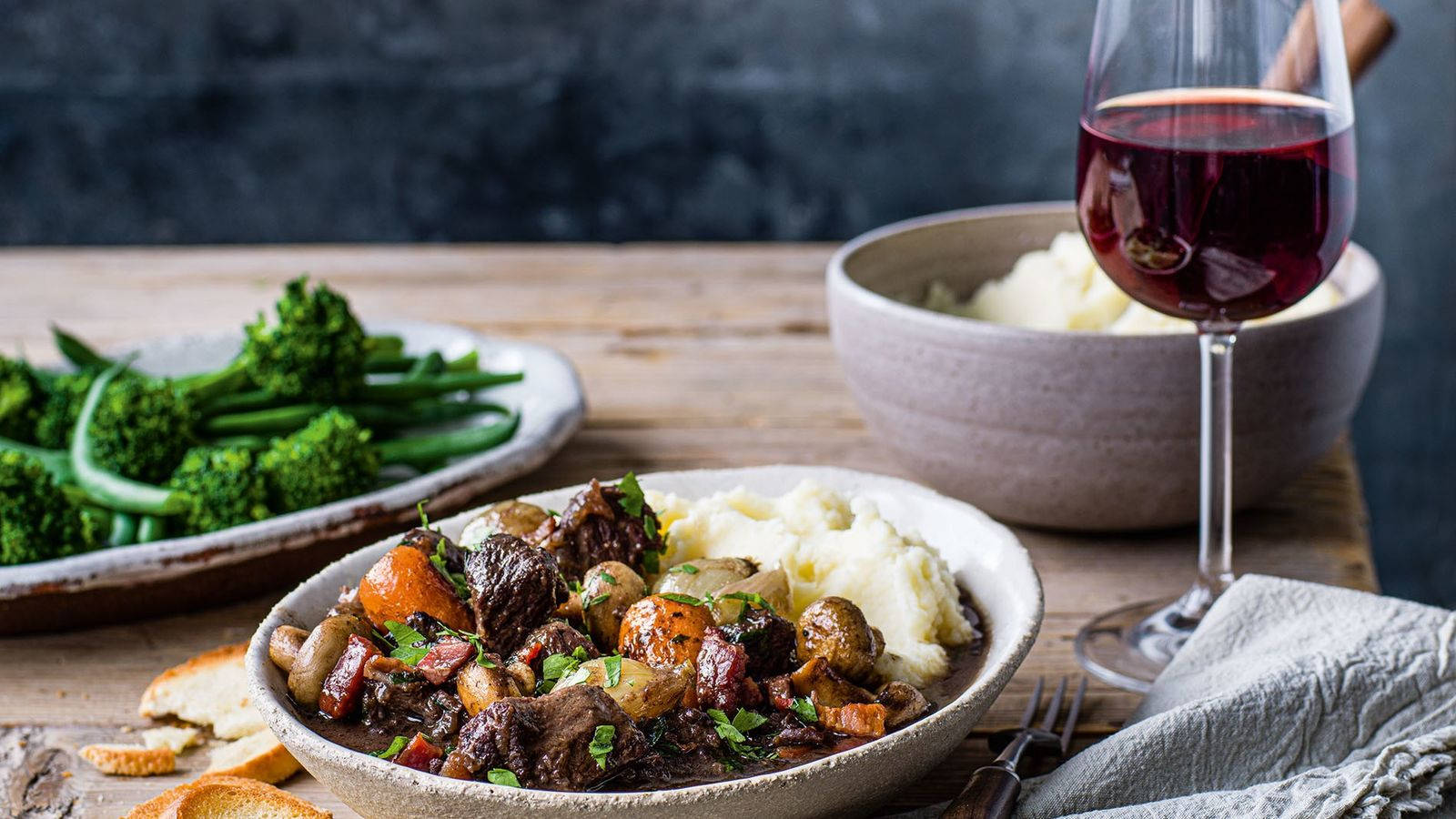 Beef Bourguignon, mashed potatoes, broccolini, HD Desktop Wallpaper