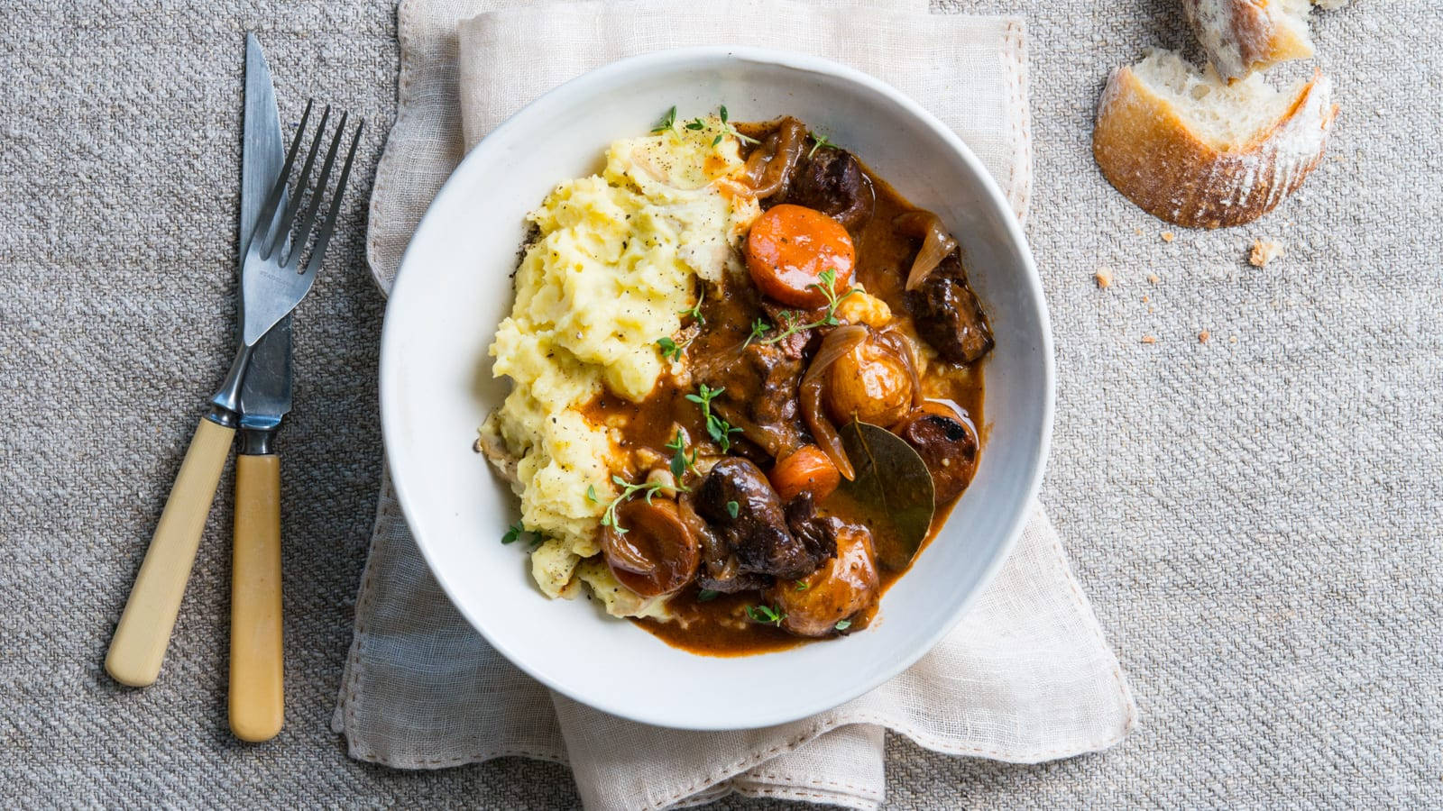 Beef Bourguignon, mashed potatoes, carrots, HD Desktop Wallpaper