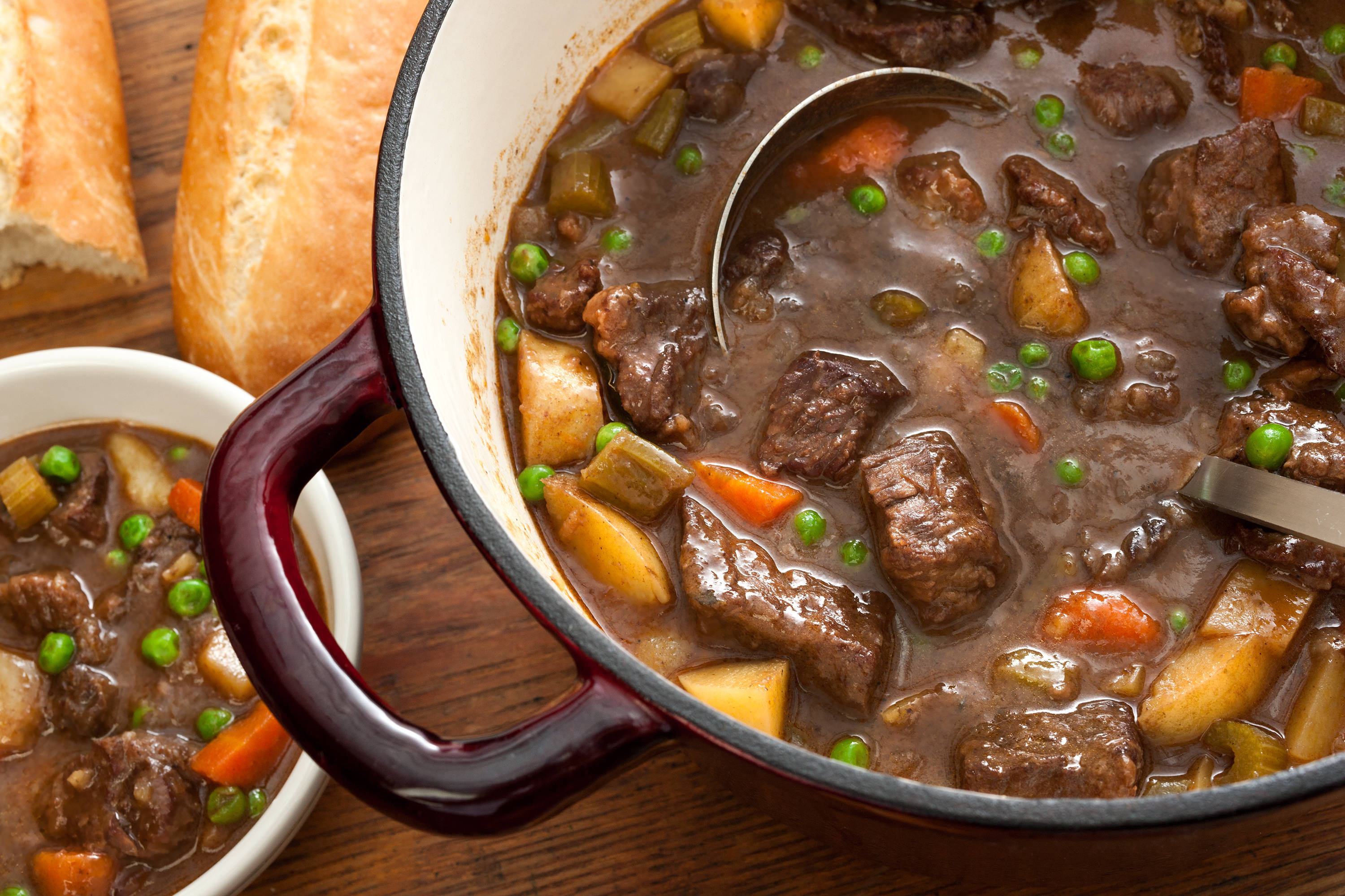 Beef Bourguignon, green beans, dark red pot, 2K Desktop Wallpaper