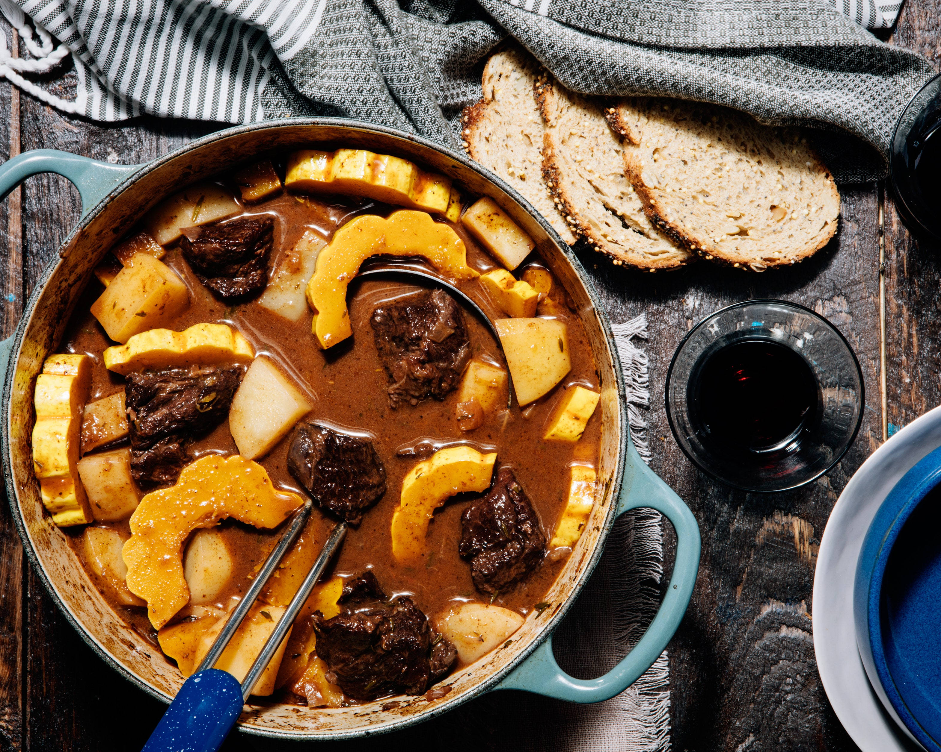 mushroom beef bourguignon, teal Dutch oven, crusty bread, 2K Desktop Wallpaper