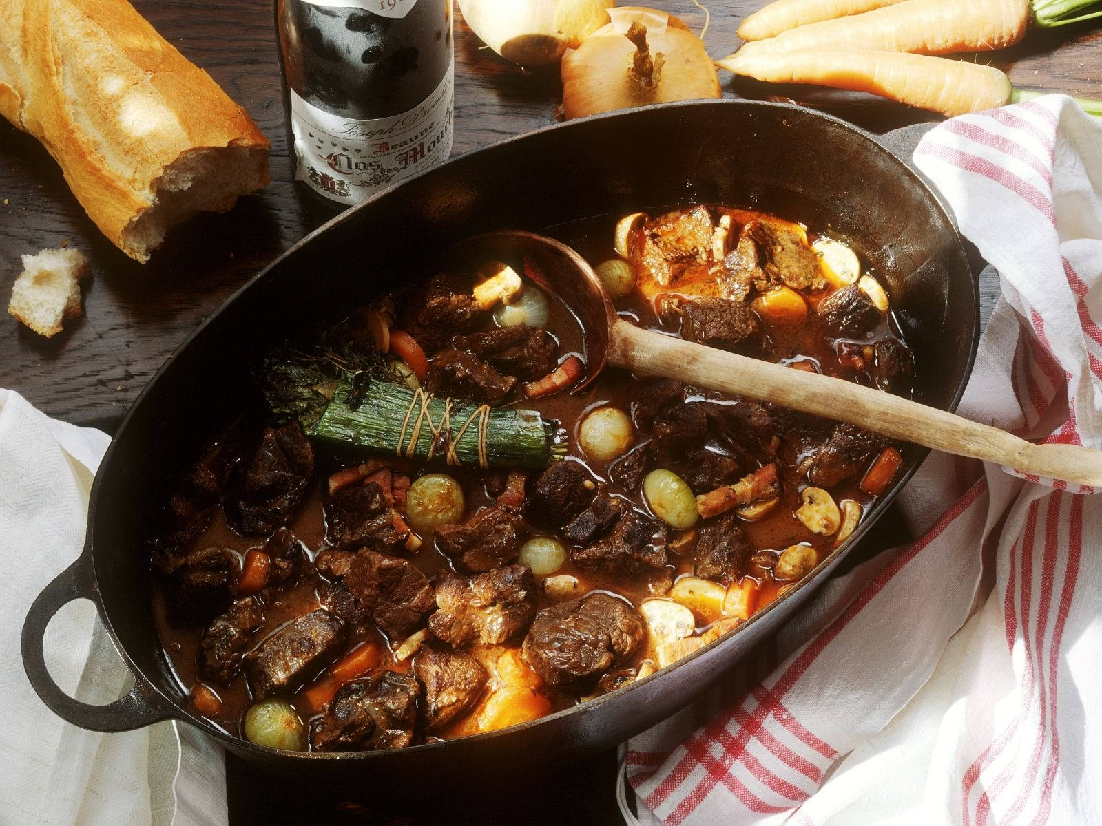 Beef Bourguignon, black cast iron pot, crusty bread, HD Desktop Wallpaper