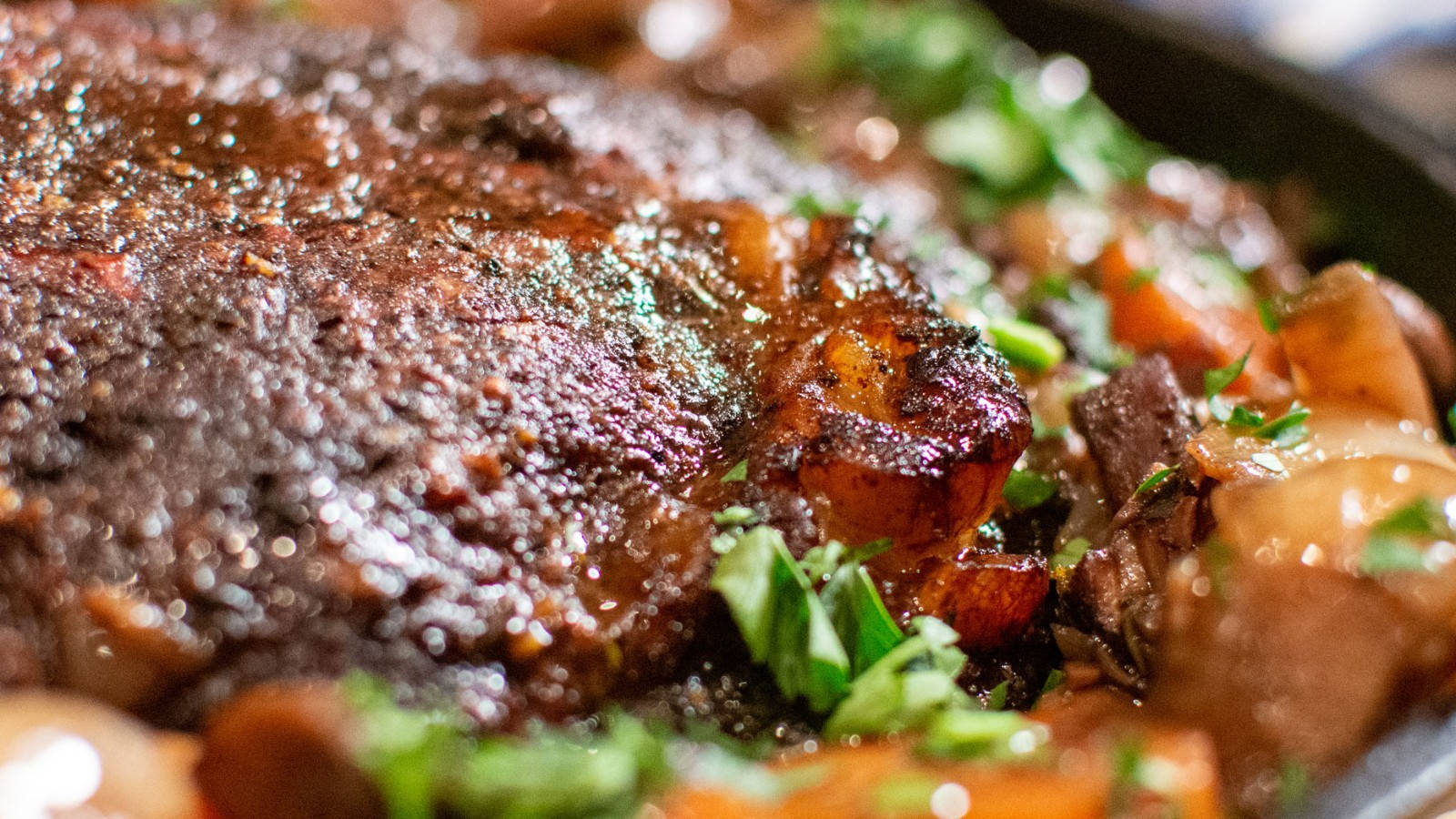 Beef Bourguignon, caramelized onions, fresh parsley, HD Desktop Wallpaper