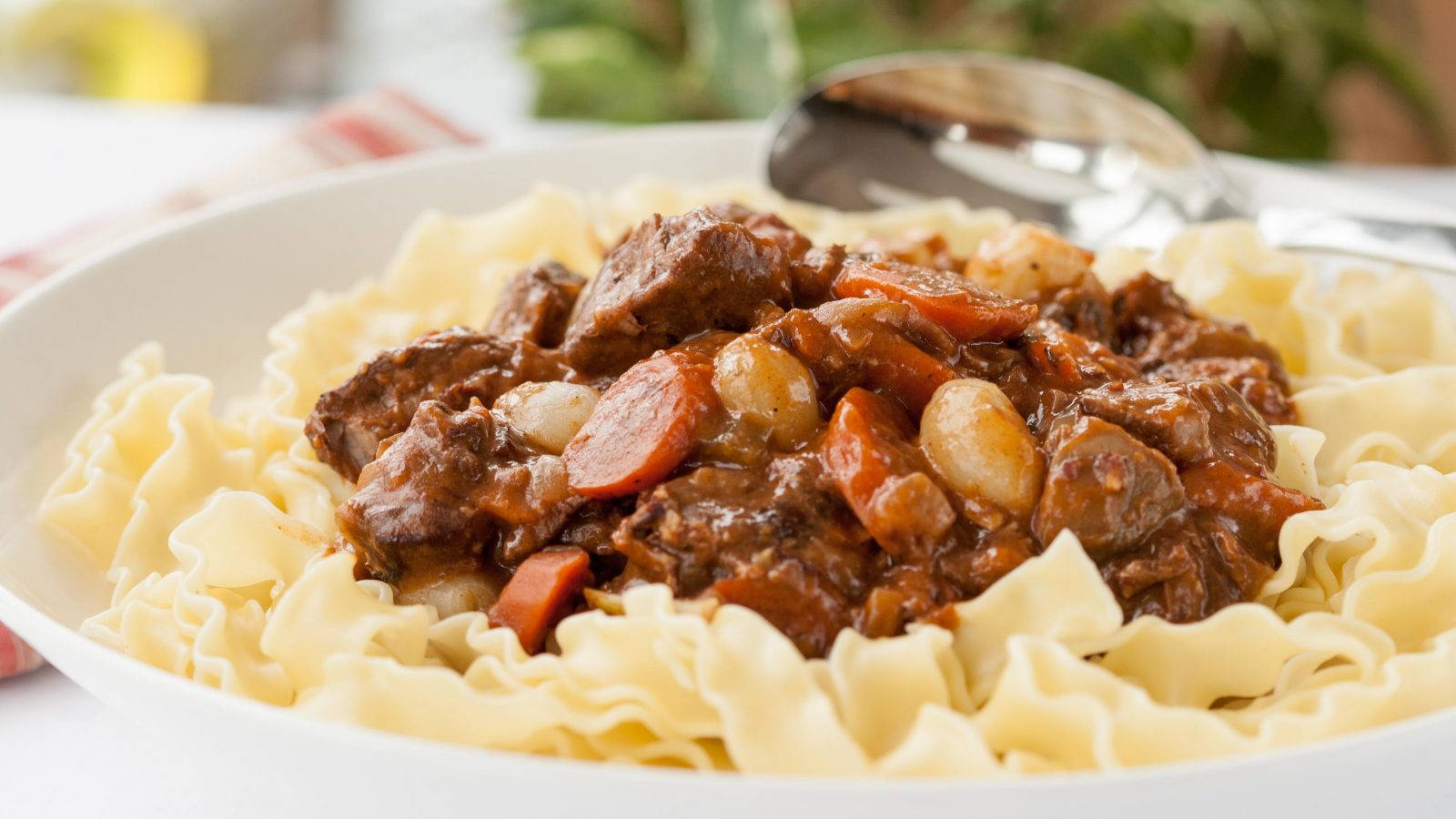 Beef Bourguignon, fettuccine, carrots, HD Desktop Wallpaper