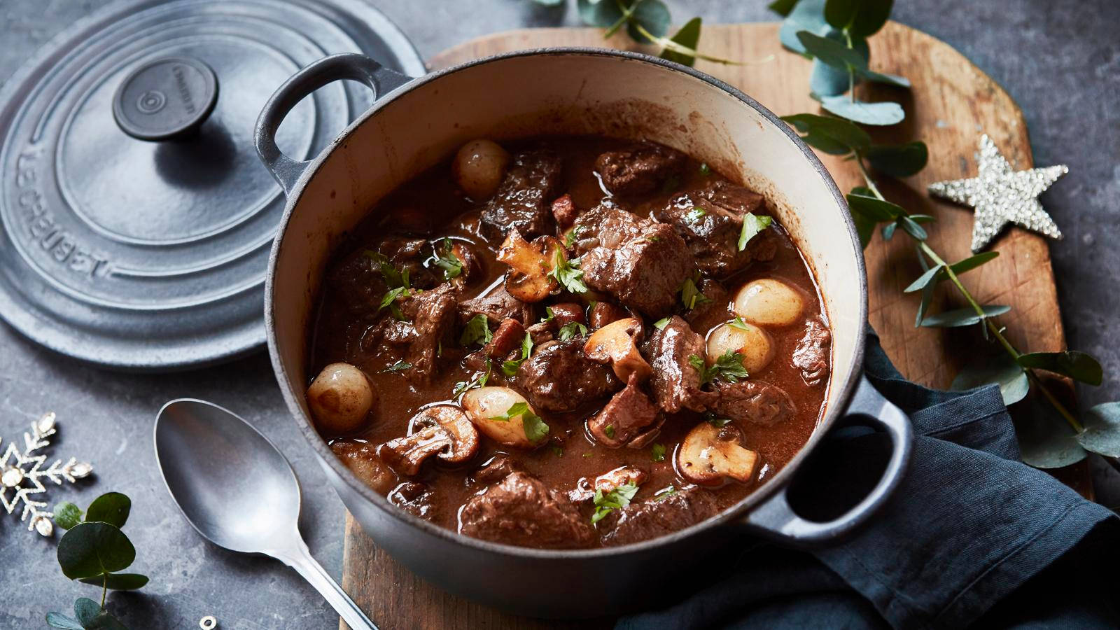 Beef Bourguignon, champignon mushroom, pearl onions, HD Desktop Wallpaper