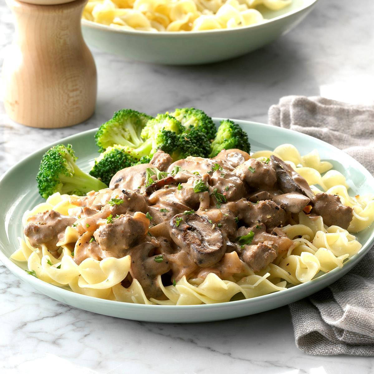 Beef Stroganoff, pasta, broccoli, SD Desktop Wallpaper