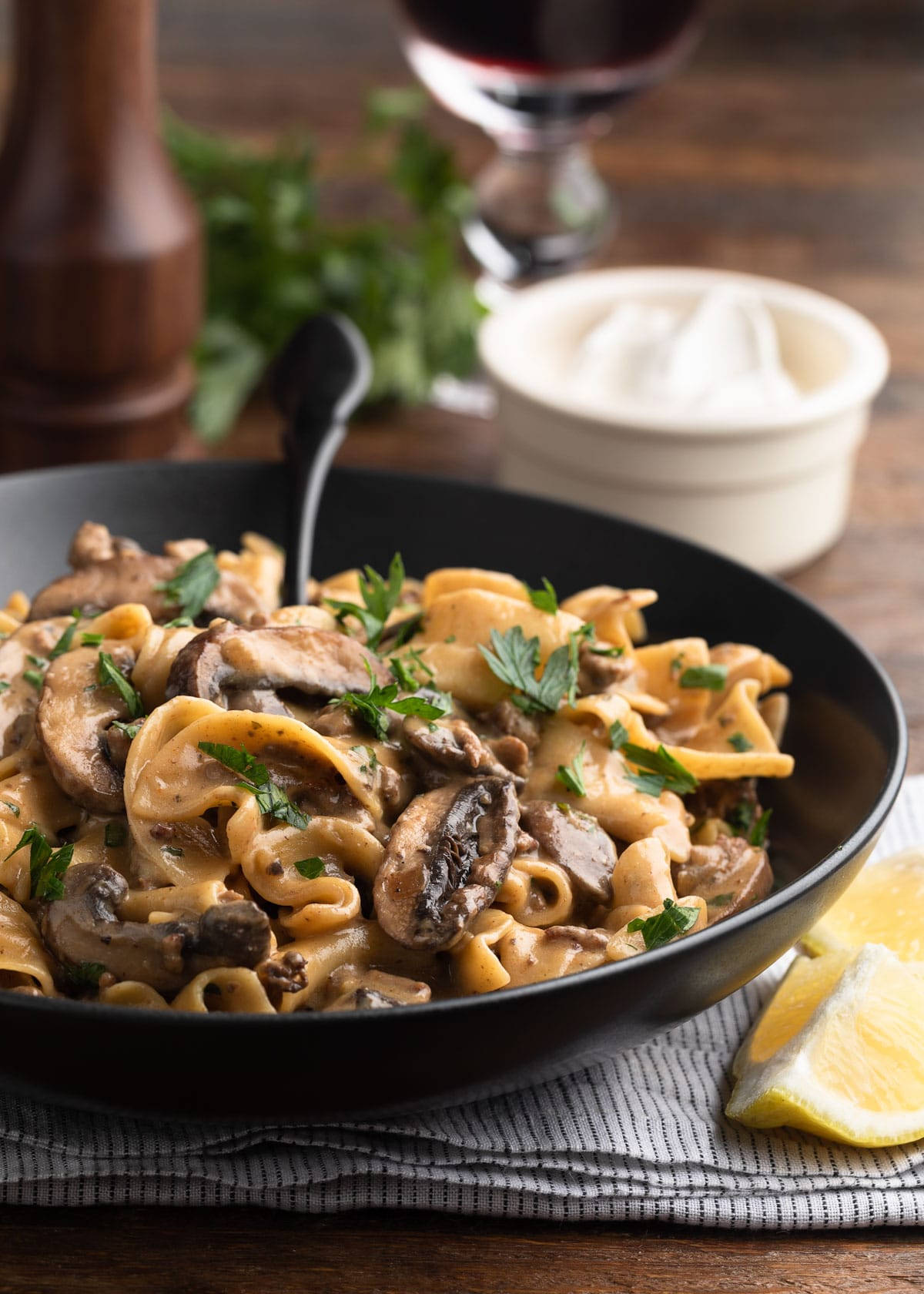 Beef Stroganoff, black pan, creamy mushroom pasta, HD Phone Wallpaper