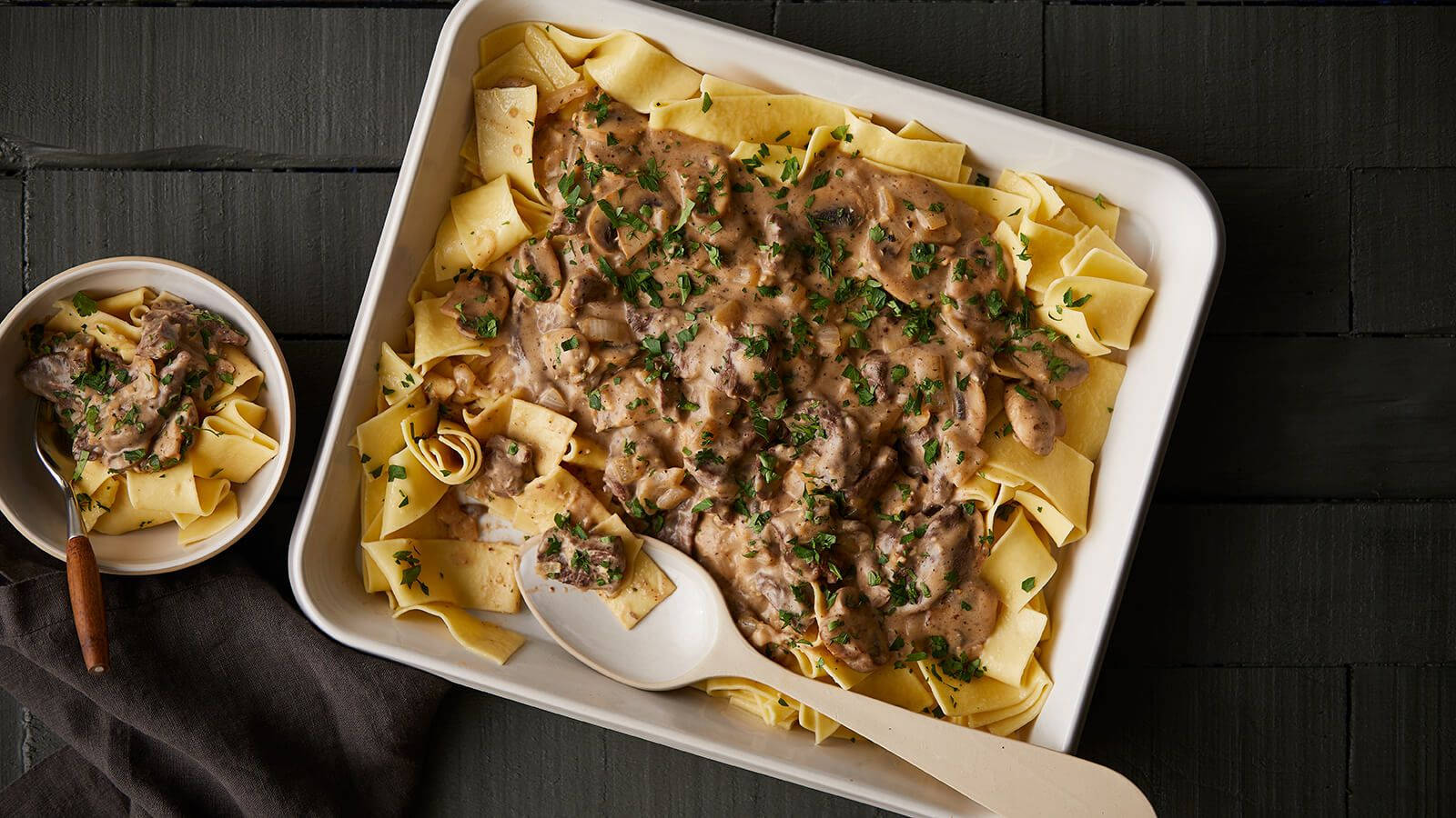 Beef Stroganoff, pappardelle pasta, white baking dish, HD Desktop Wallpaper