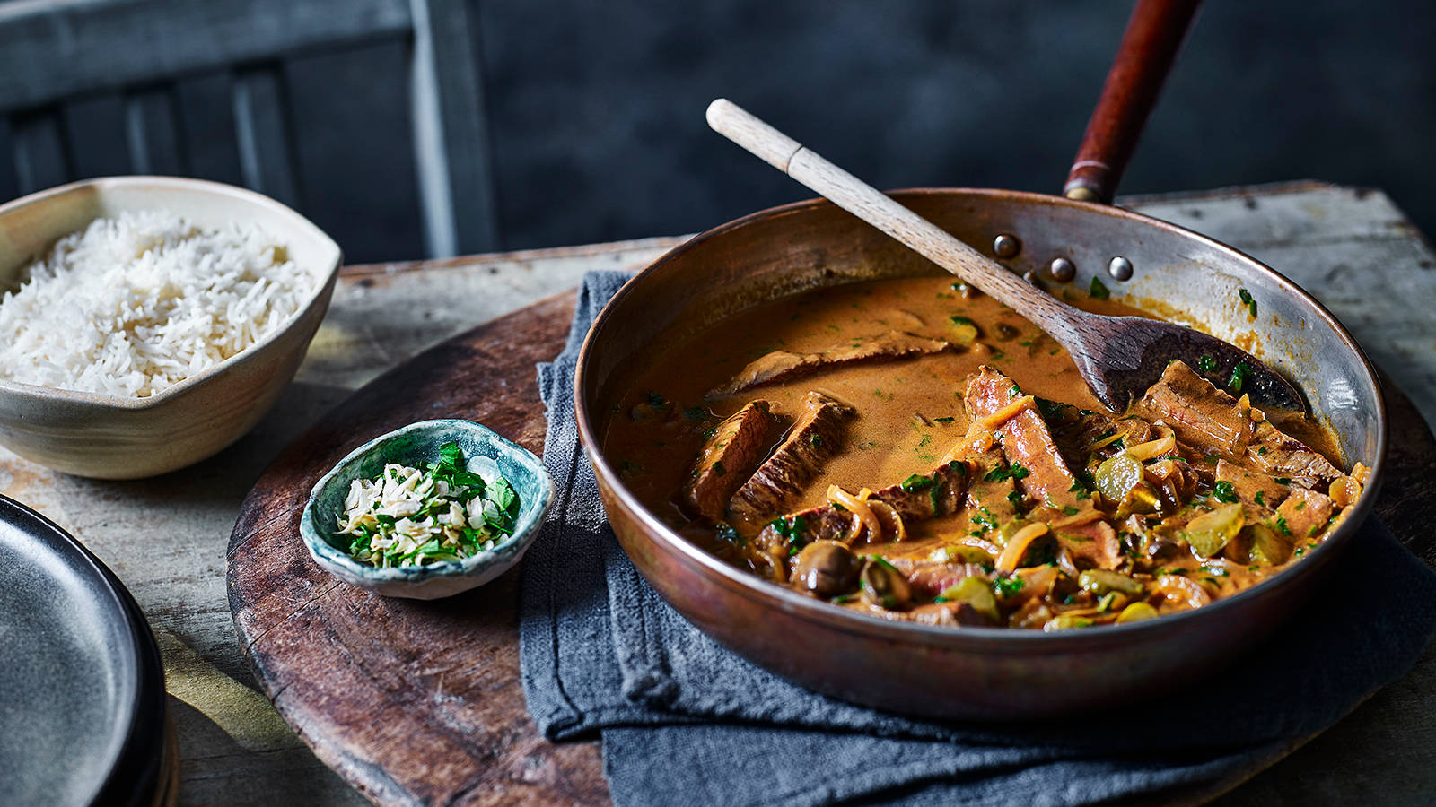 Beef Stroganoff, copper pan, white rice, HD Desktop Wallpaper